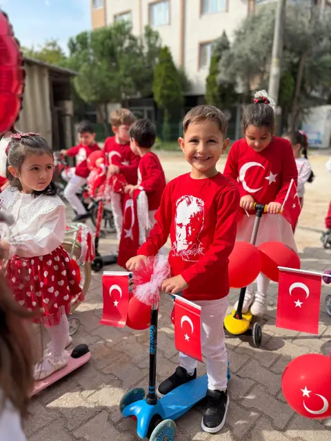 Minik Dehalar Hendek Kreşi  Bir bayrak altında, tek yürek