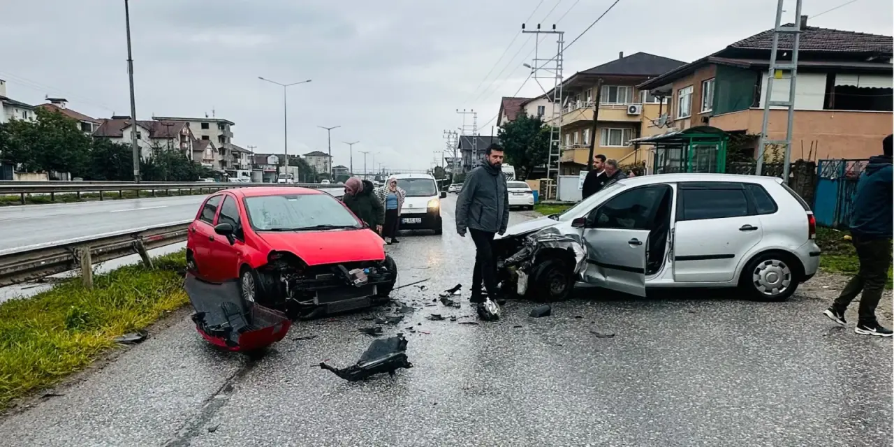Haber: Yan yolda İki Otomobil çarpıştı - Öne Çıkan