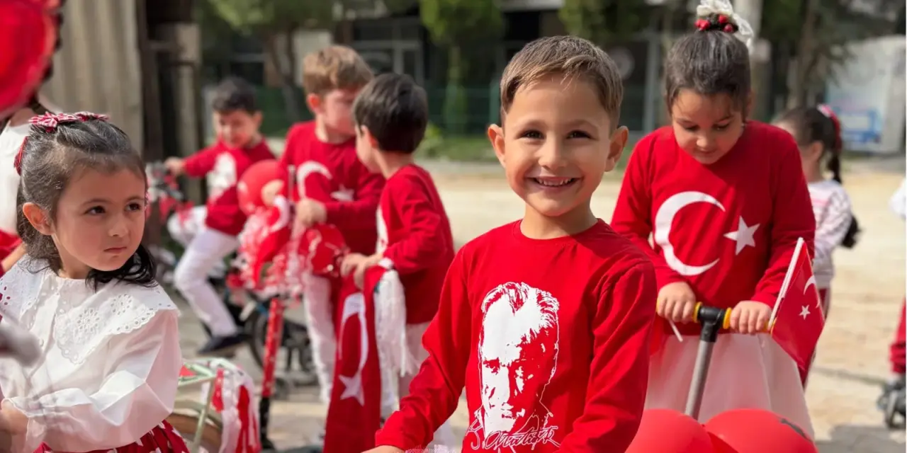 Haber: Minik Dehalar Hendek Kreşi Bir bayrak altında, tek yürek - Öne Çıkan