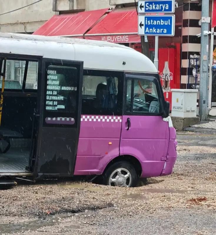 Haber: Hendek’te Yolcu Dolmuşu Çukura Düştü - Öne Çıkan