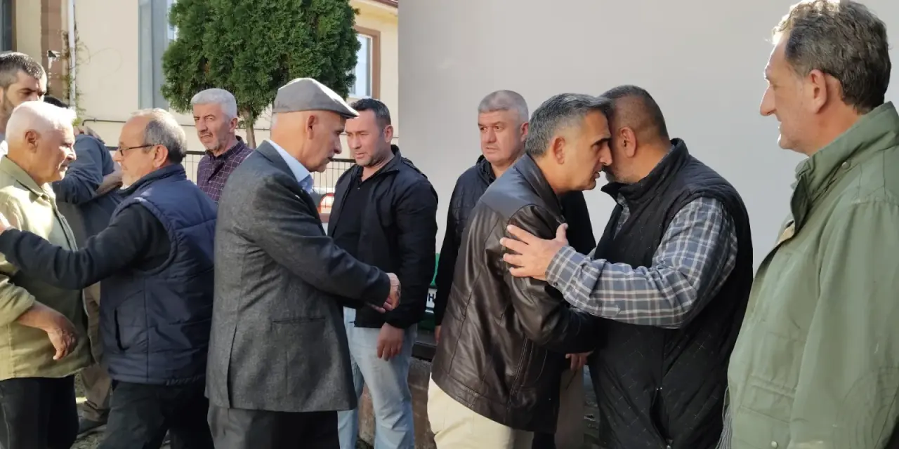Haber: Özkür dualarla son yolculuğuna uğurlandı - Galeri-3