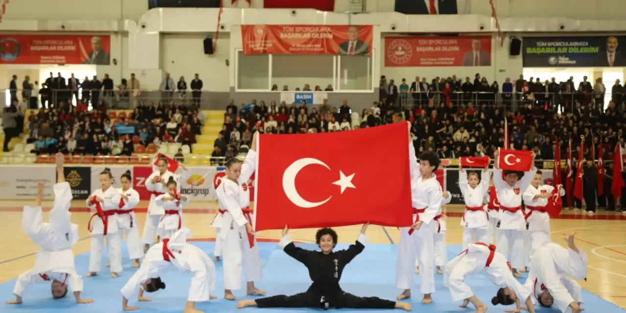 Haber: CUMHURİYETİN 103. YILI HENDEK’TE COŞKUYLA KUTLANDI - Galeri-4
