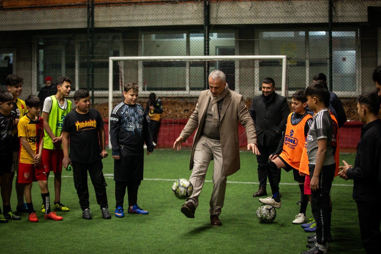 BAŞKAN BABAOĞLU HALI SAHADA ÇOCUKLARLA BULUŞTU