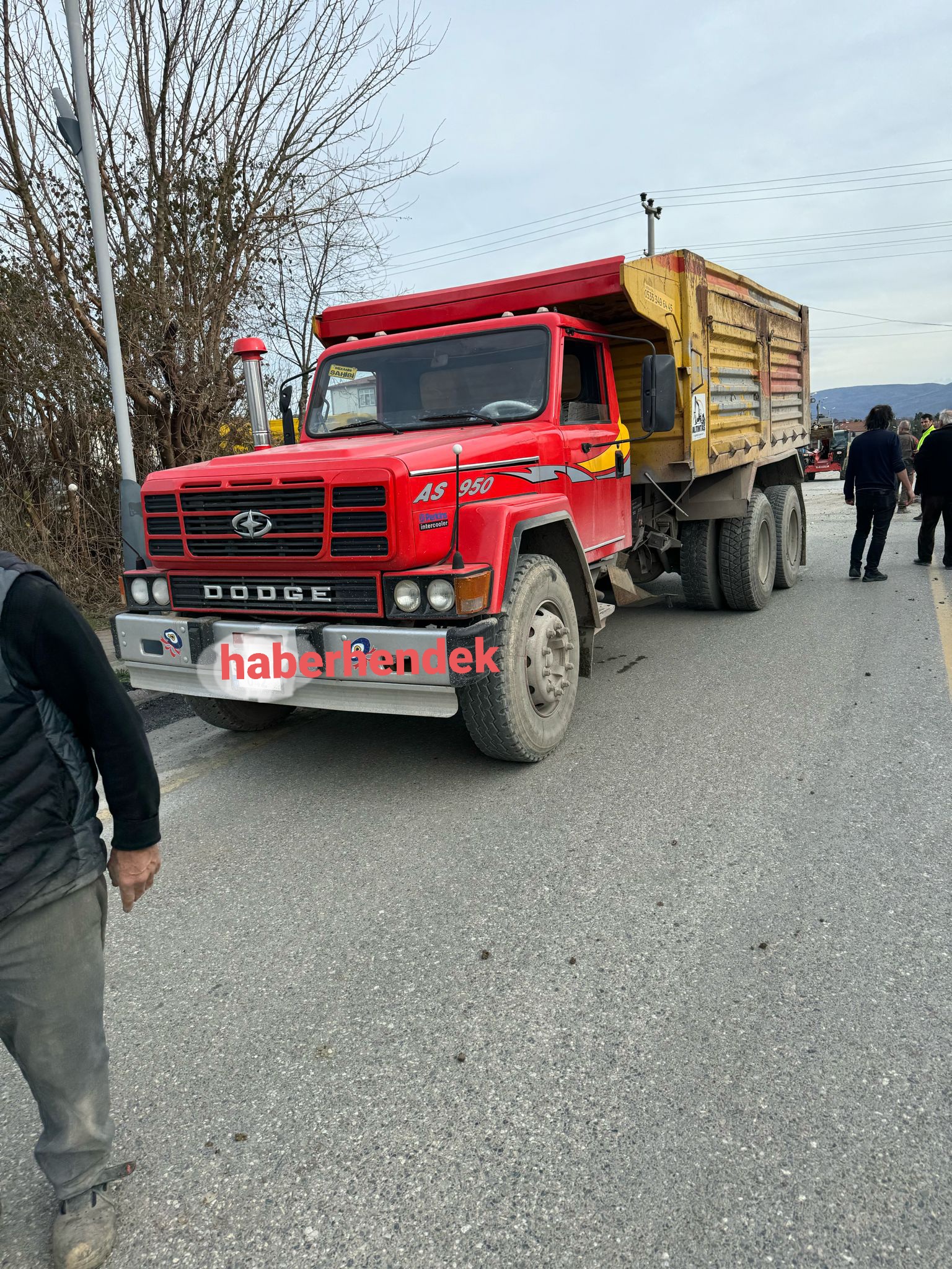 Otomobil Kamyona çarptı bir yaralı 