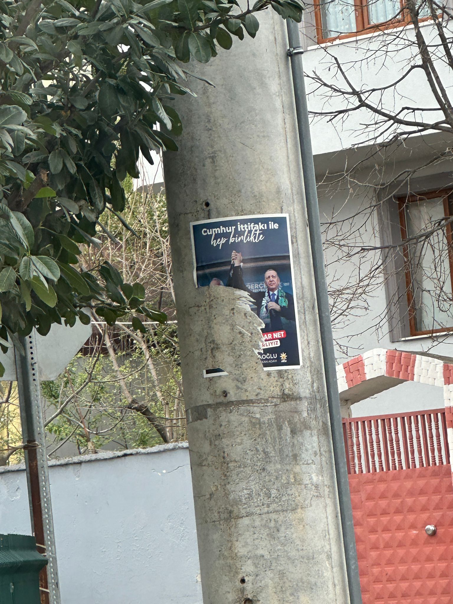 Şehir afiş çöplüğüne döndü