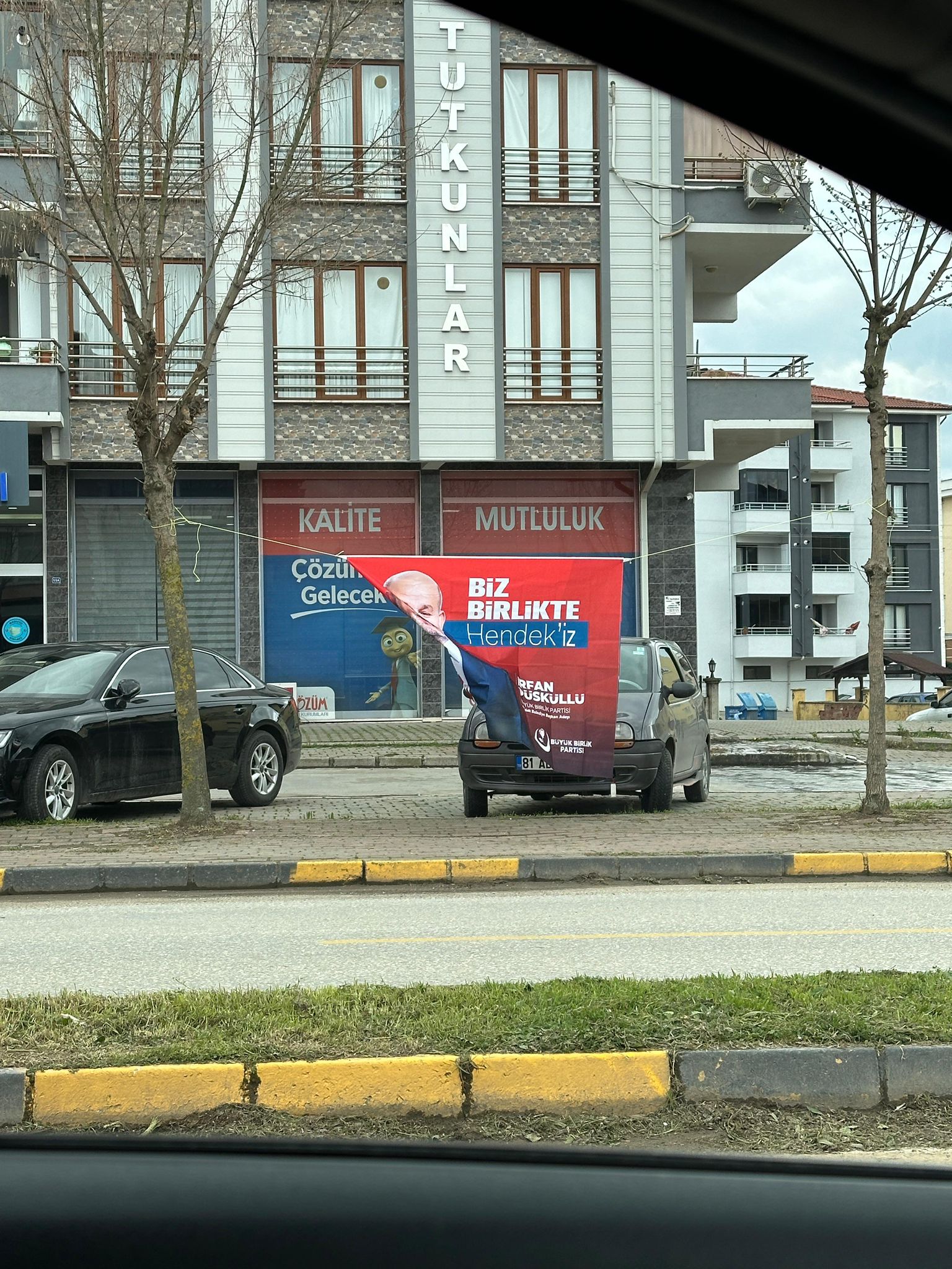 Şehir afiş çöplüğüne döndü