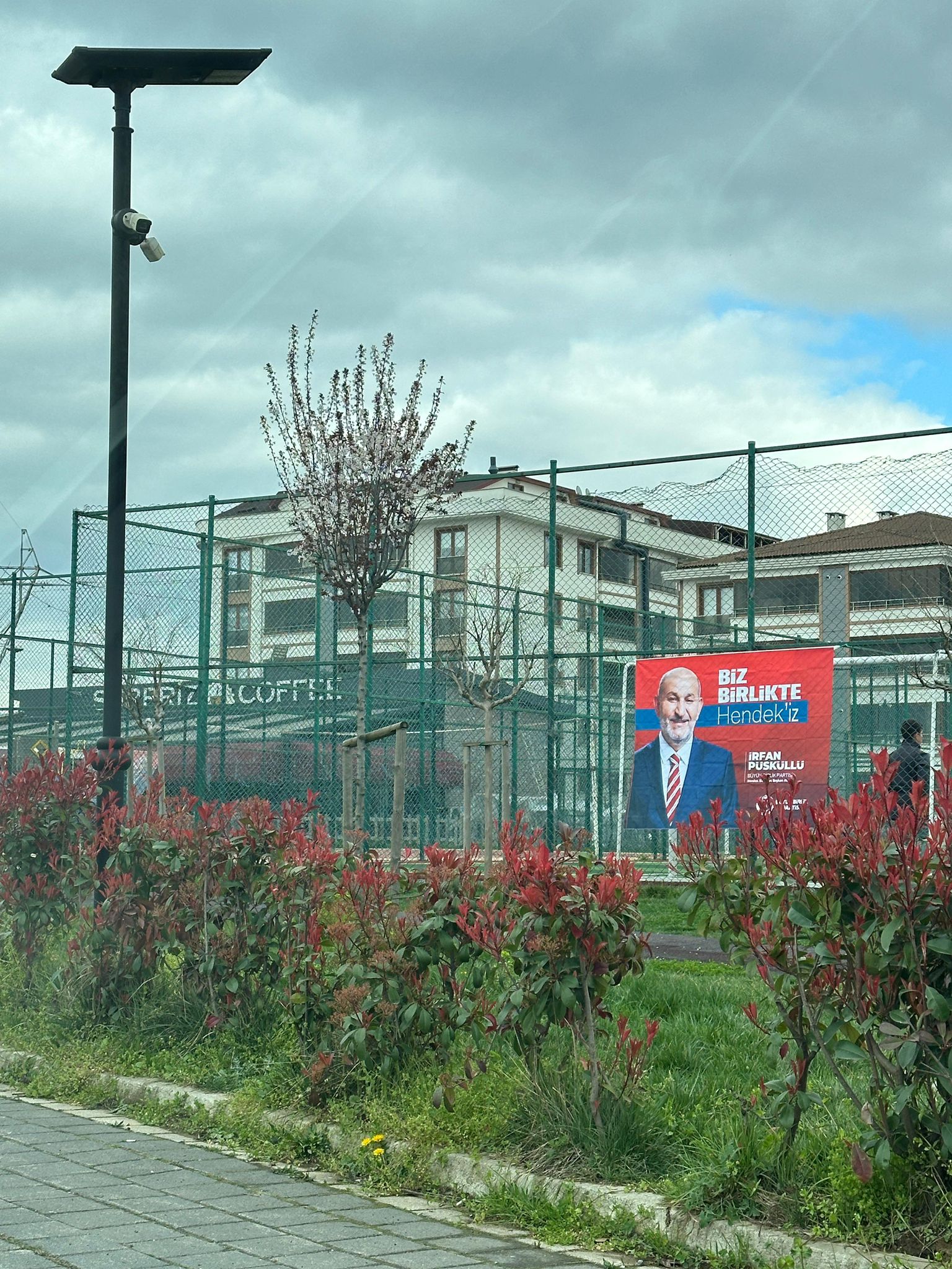 Şehir afiş çöplüğüne döndü