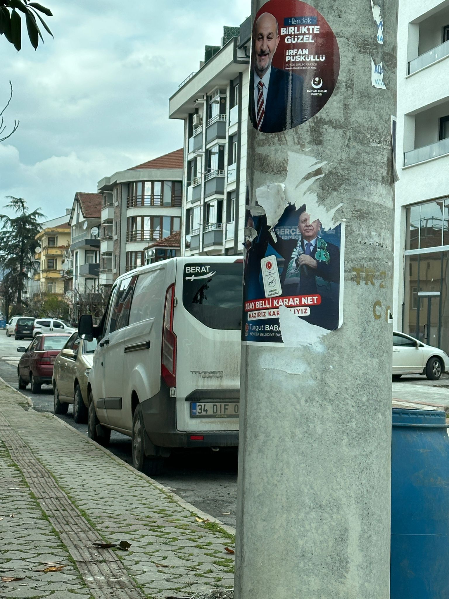 Şehir afiş çöplüğüne döndü