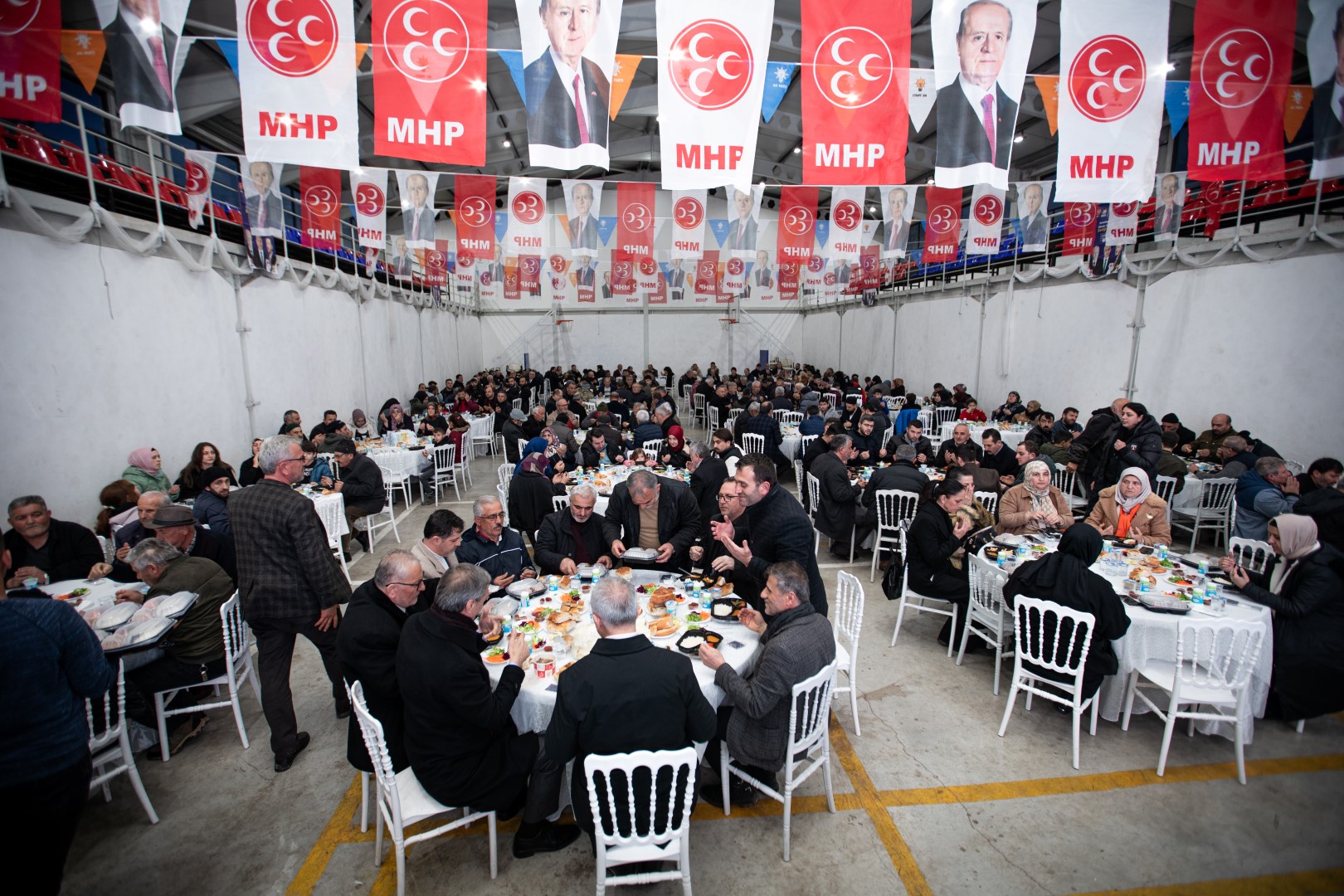 ALEMDAR, YEŞİLYURT MAHALESİ’NDE BABAOĞLU’NUN ELİNİ KALDIRDI