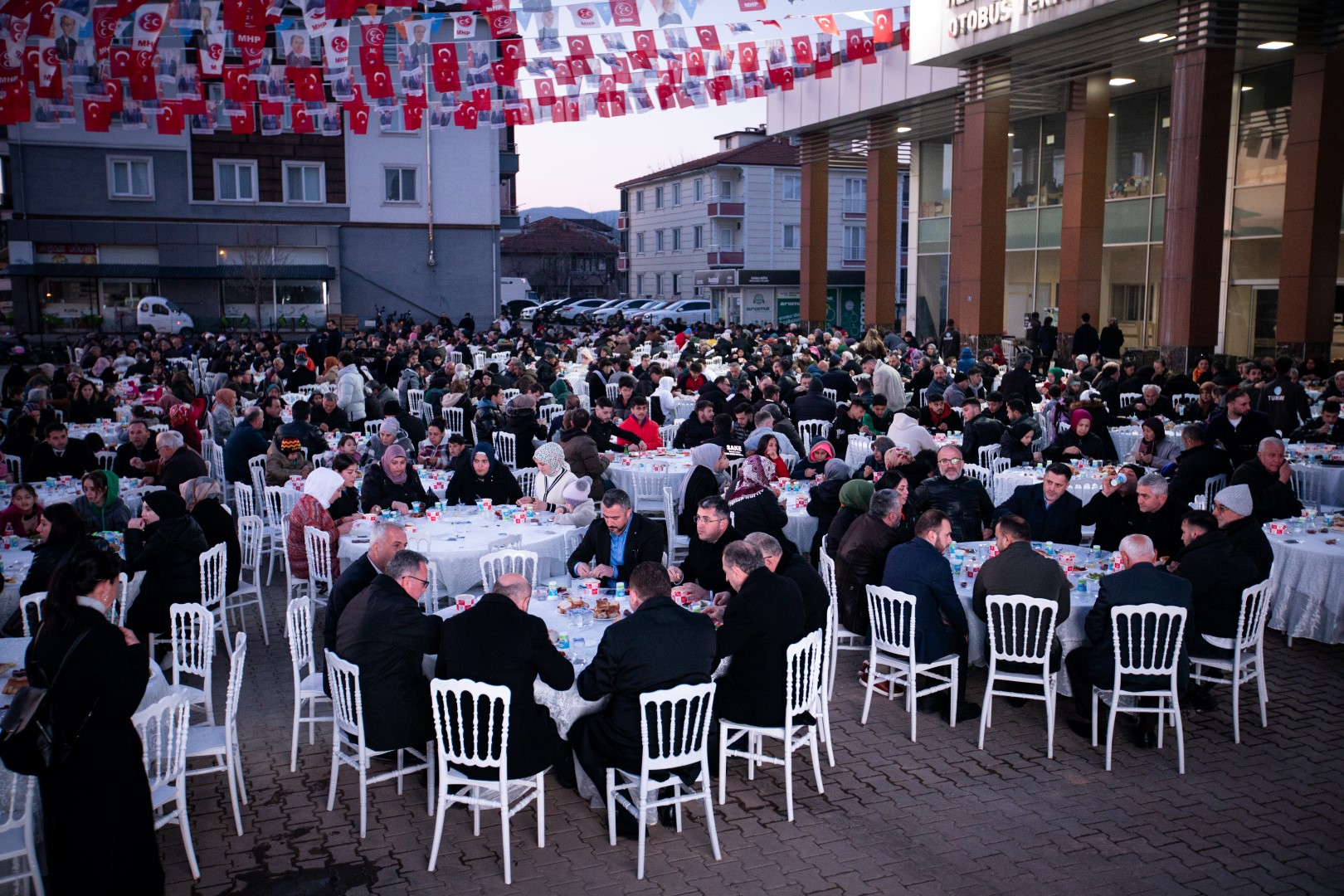 MEYDANLAR TIKLIM TIKLIM, HENDEK HALKI BABAOĞLU’NUN YANINDA