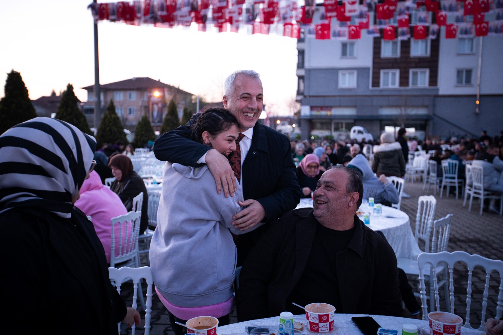 MEYDANLAR TIKLIM TIKLIM, HENDEK HALKI BABAOĞLU’NUN YANINDA