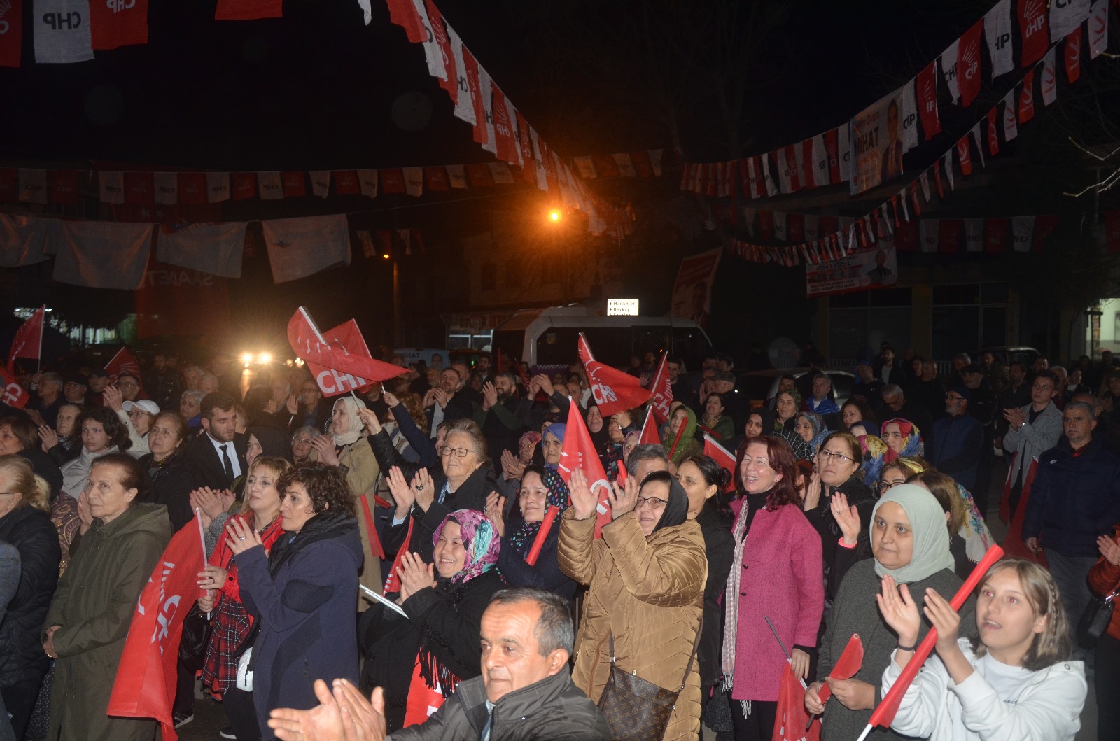 CHP Hendek Belediye Başkan Adayı Nihat Bayraktar, Meclis üyesi adayları ile Puna Ortaköy Mahallesinde ile bir araya geldi. 