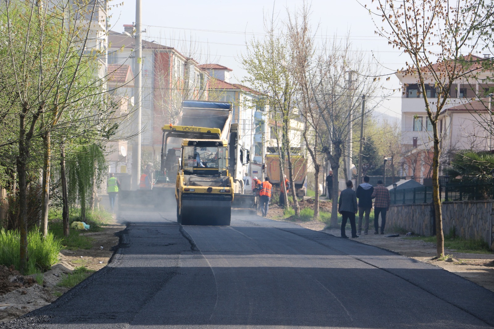 HENDEK’TE 4 SOKAK DAHA SICAK ASFALTLA YENİLENDİ