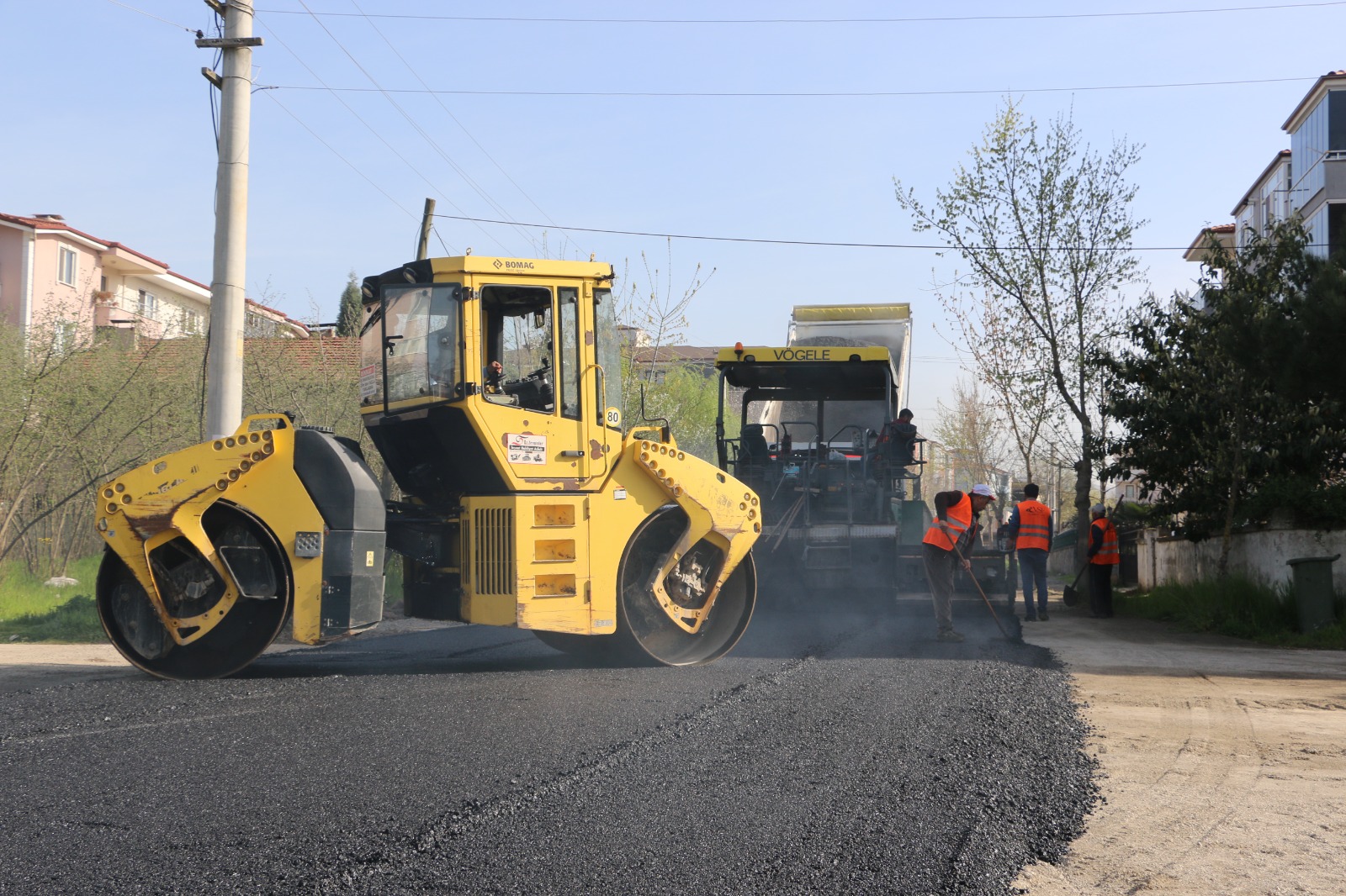 HENDEK’TE 4 SOKAK DAHA SICAK ASFALTLA YENİLENDİ