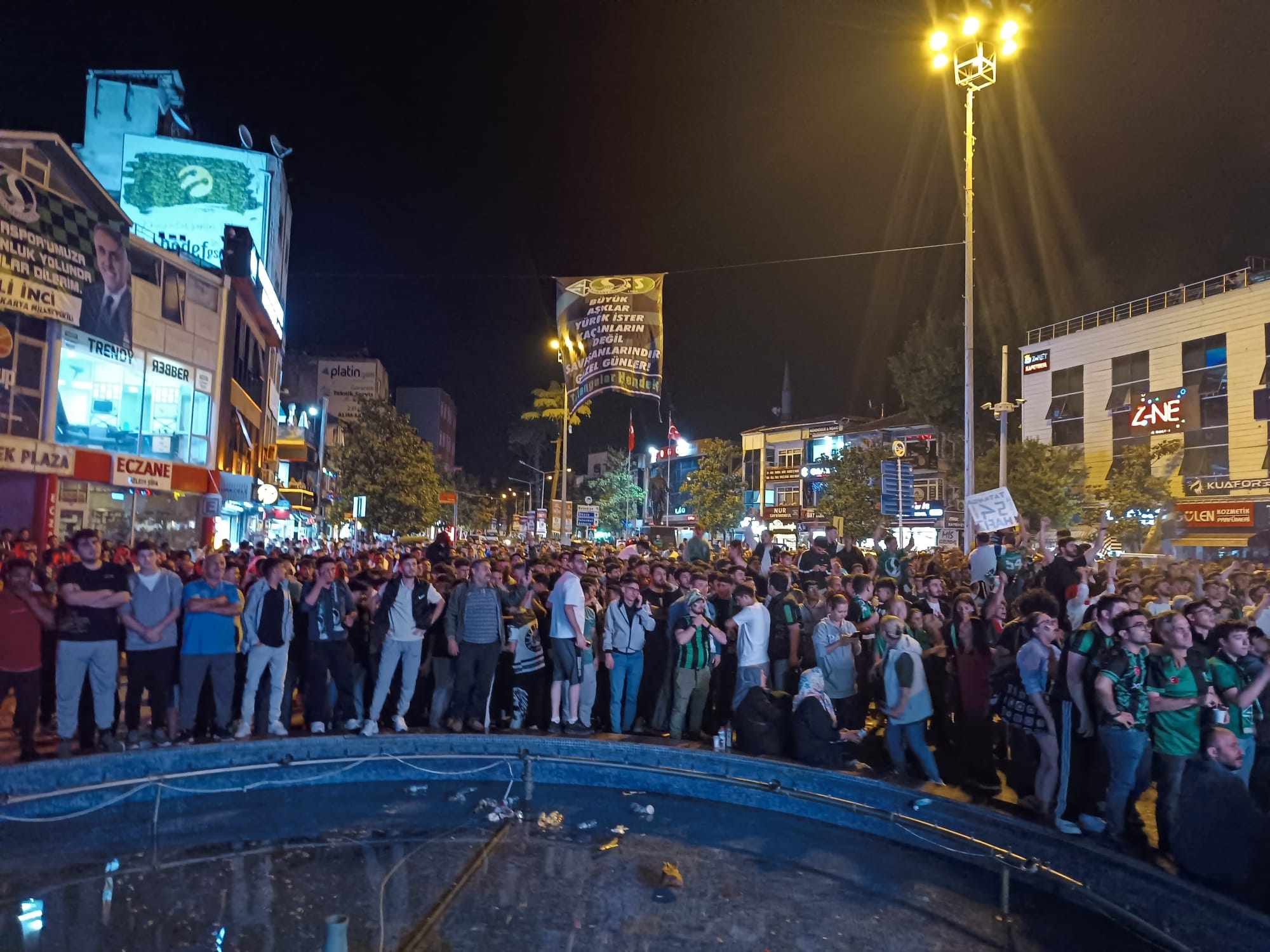 Hendek Meydanda Büyük Üzüntü Taraftarlar Yıkıldı