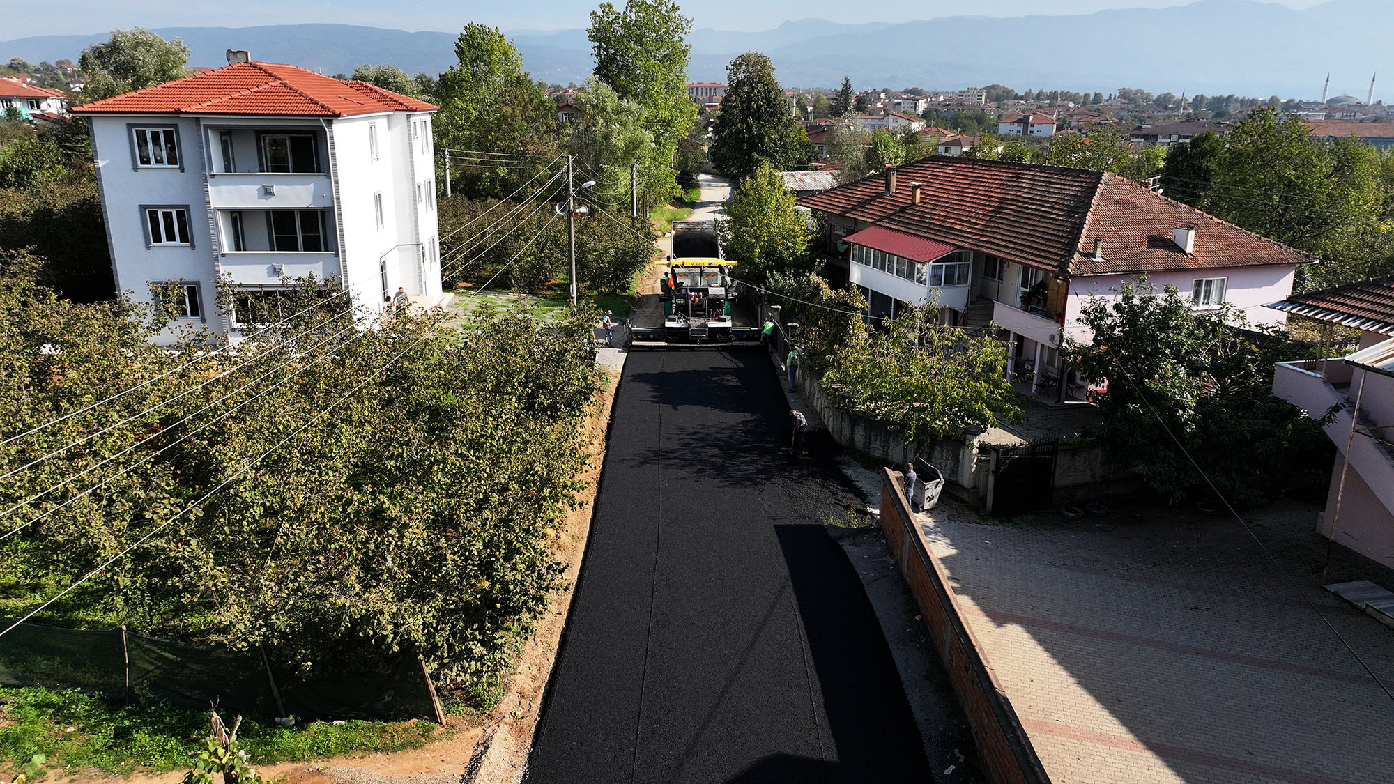 Hendek Kahraman Mahallesi asfalt ile buluştu