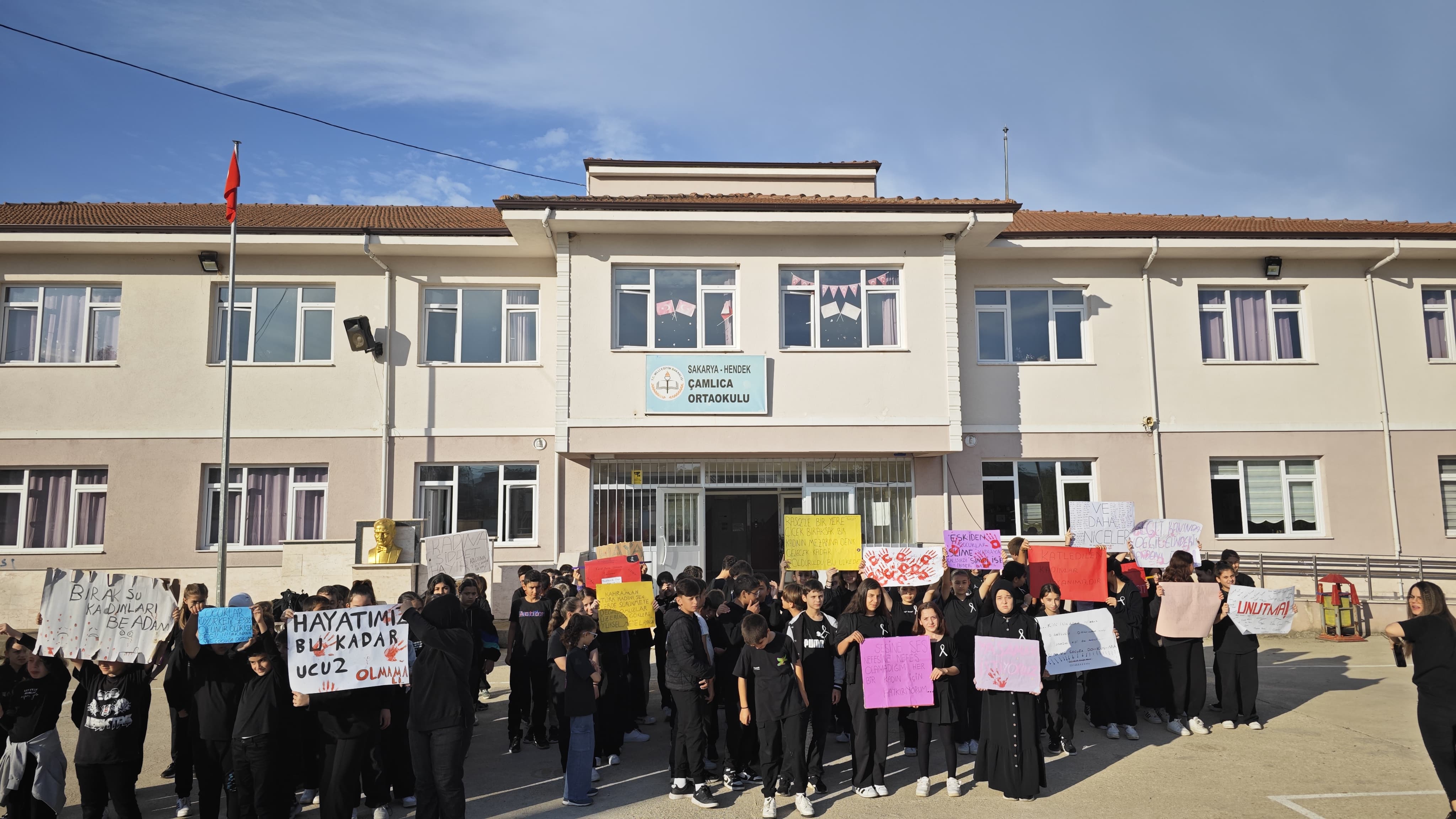 Çamlıca Ortaokulundan Anlamlı Gösteri