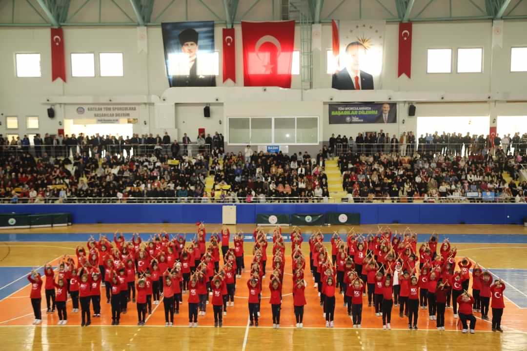 CUMHURİYETİN 101’NCİ YILI HENDEK’TE COŞKUYLA KUTLANDI