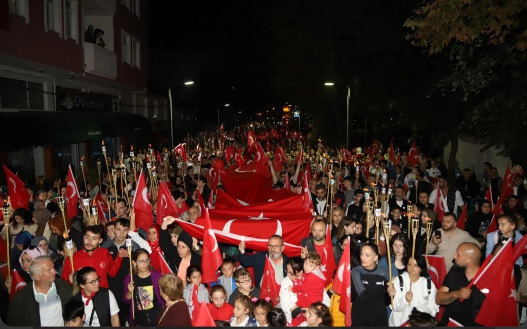 Hendek’te Cumhuriyet Bayramında fener alayı unutuldu