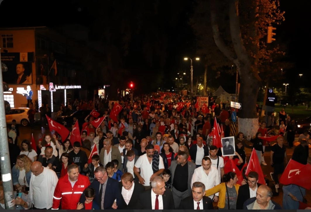 Hendek’te Cumhuriyet Bayramında fener alayı unutuldu