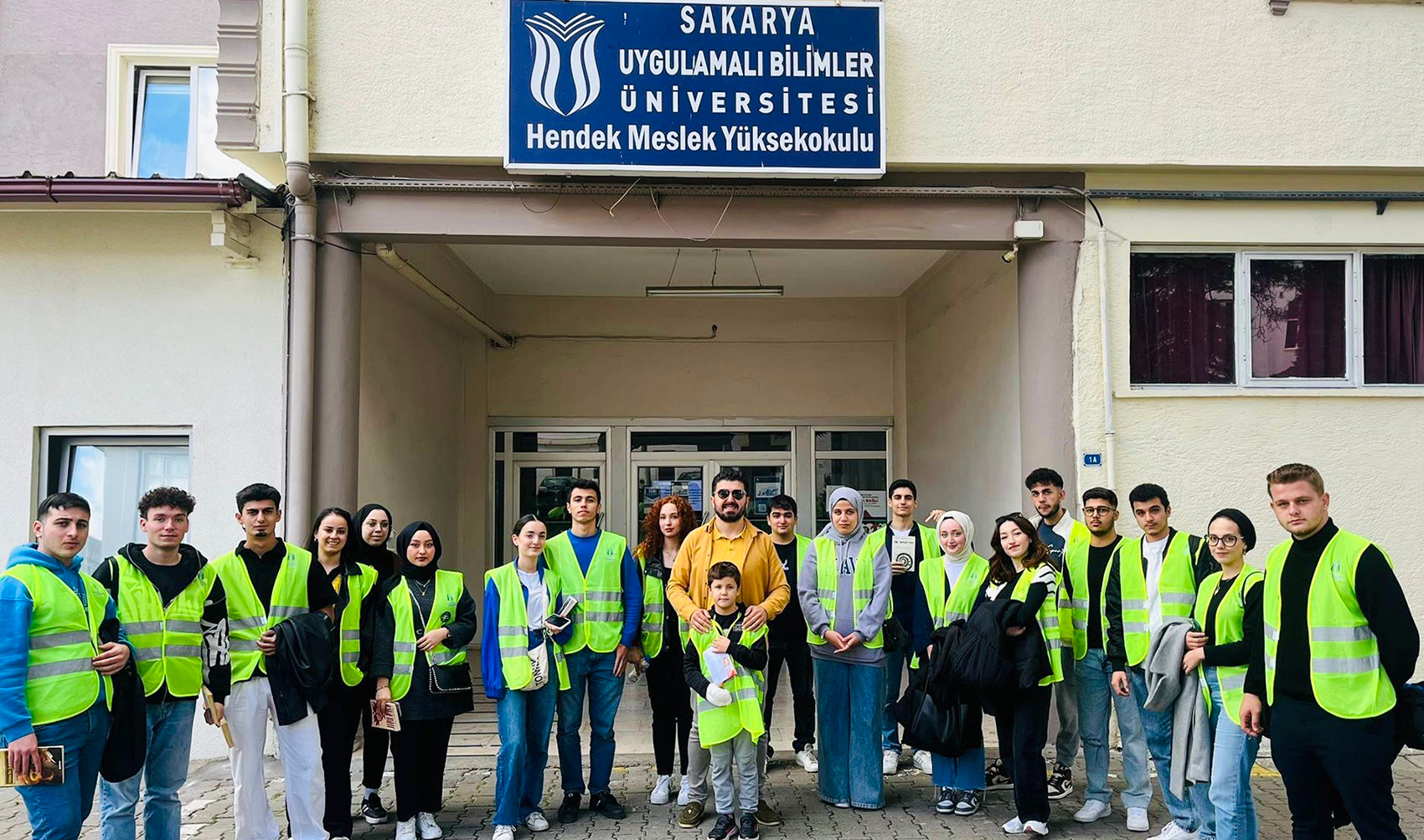 Hendek Meydanı’nda kitap okuma etkinliği