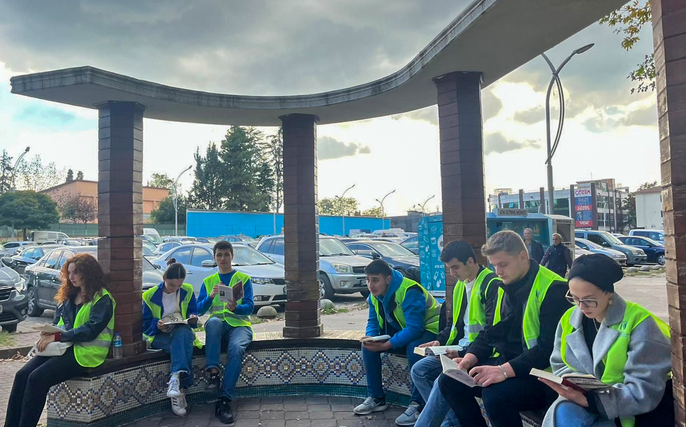 Hendek Meydanı’nda kitap okuma etkinliği