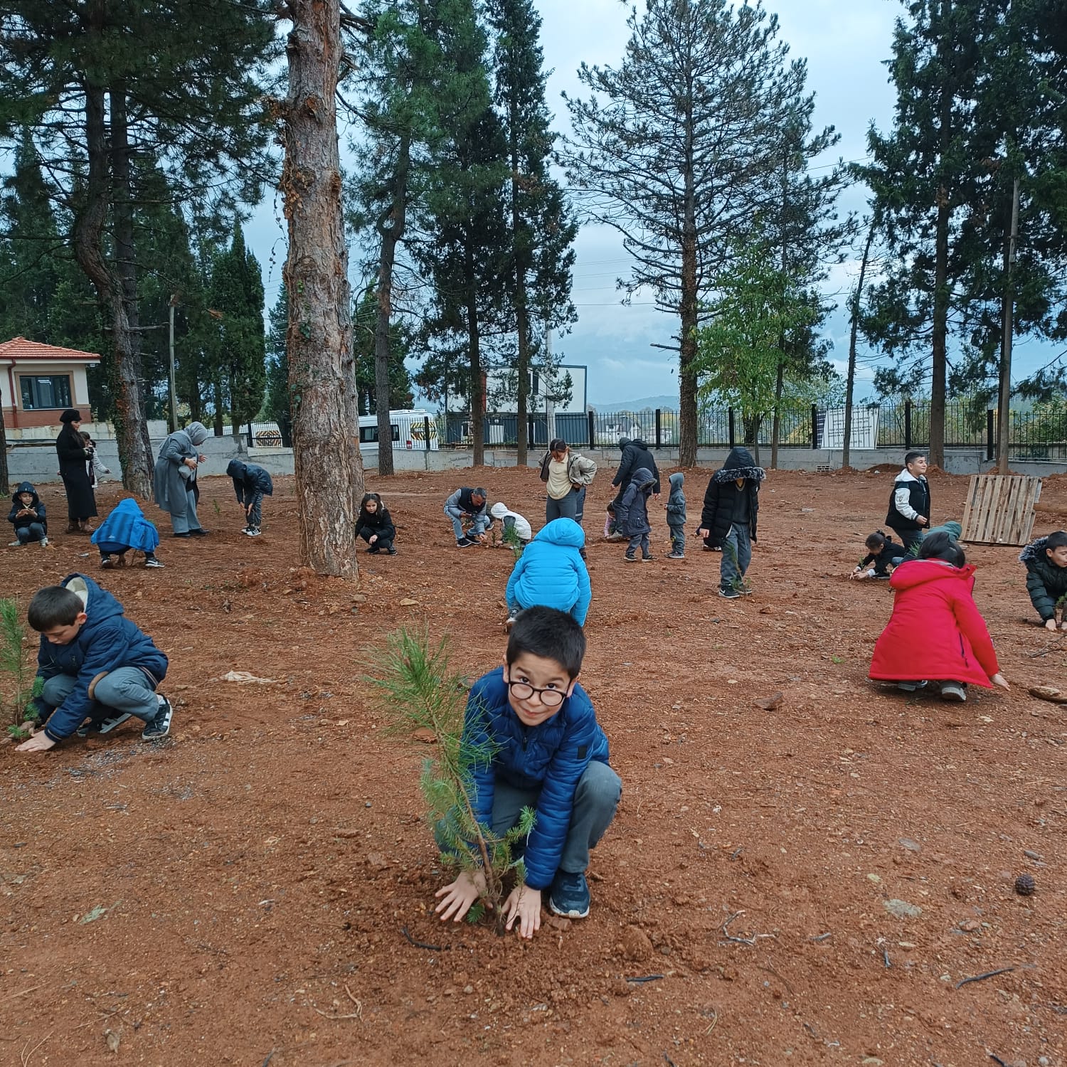 Cumhuriyetin 101.yılında Minik Ellerden 101 Fidan Dikme etkinliği renkli görüntülere sahne oldu