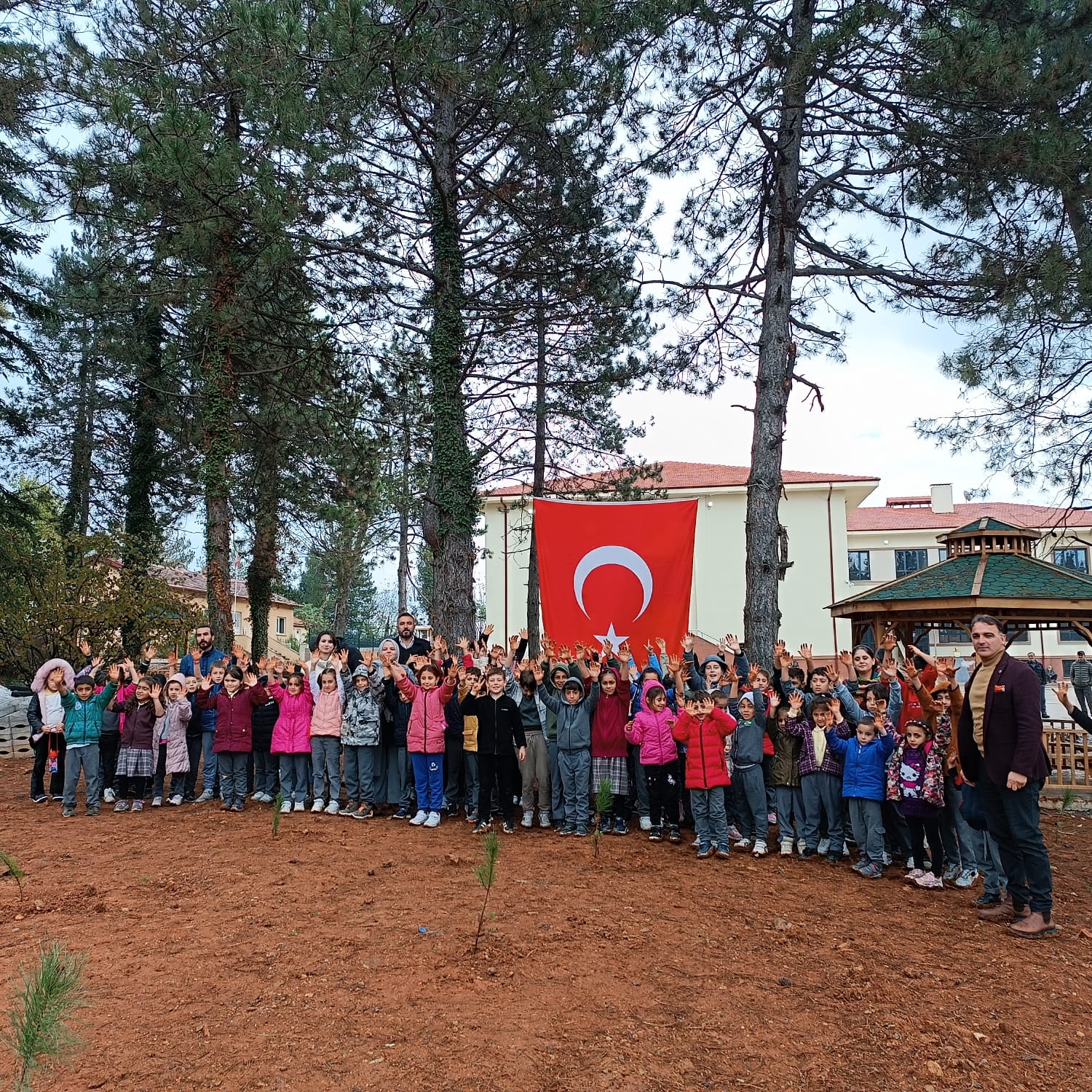 Cumhuriyetin 101.yılında Minik Ellerden 101 Fidan Dikme etkinliği renkli görüntülere sahne oldu