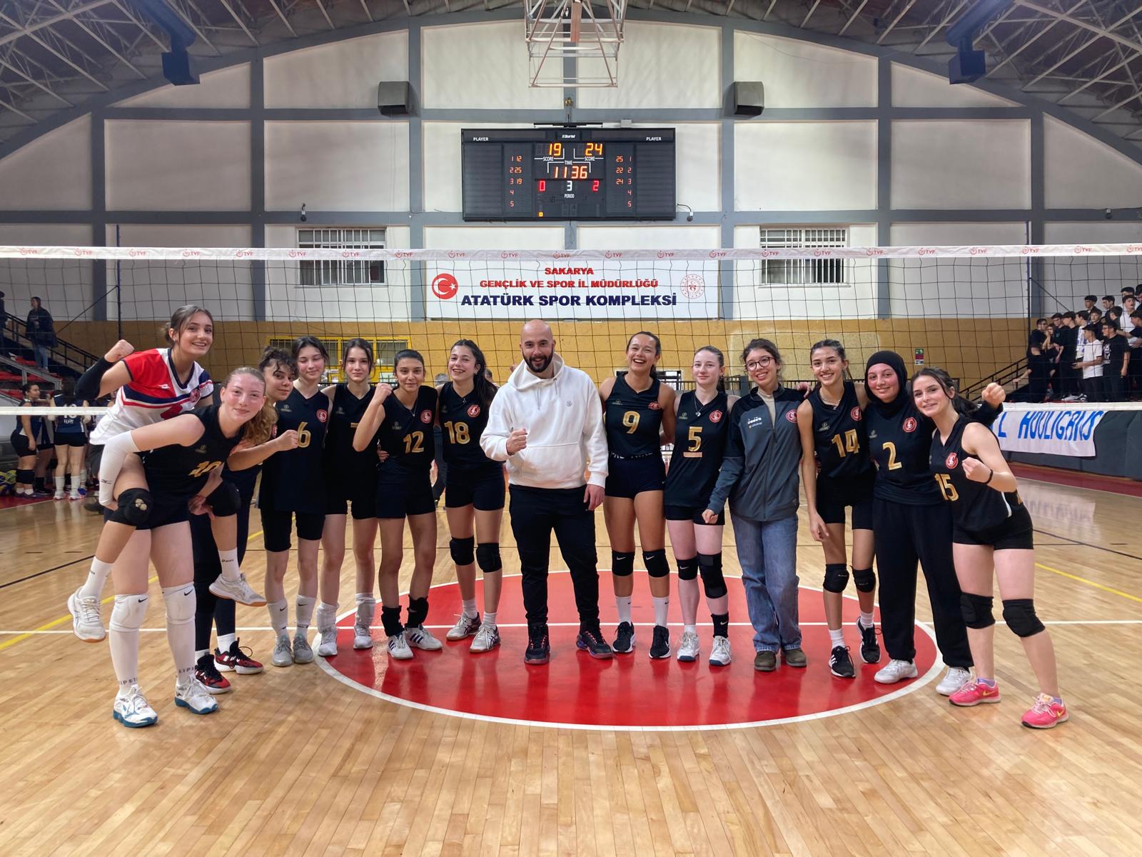 Atike Hanım Anadolu Lisesi Genç Kız Voleybol Takımı Finalde