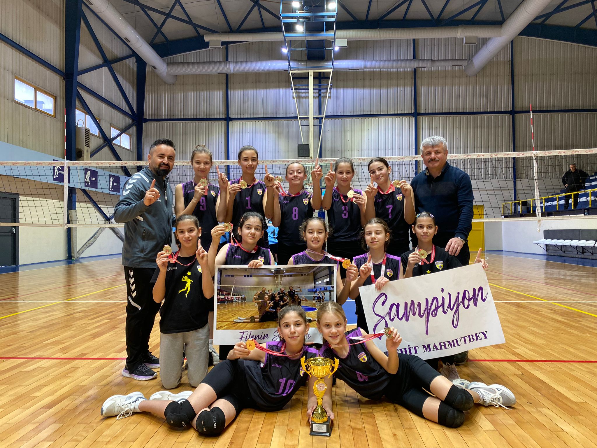 Şehit Mahmutbey Ortaokulu Kız Voleybol Takımı Sakarya Şampiyonu