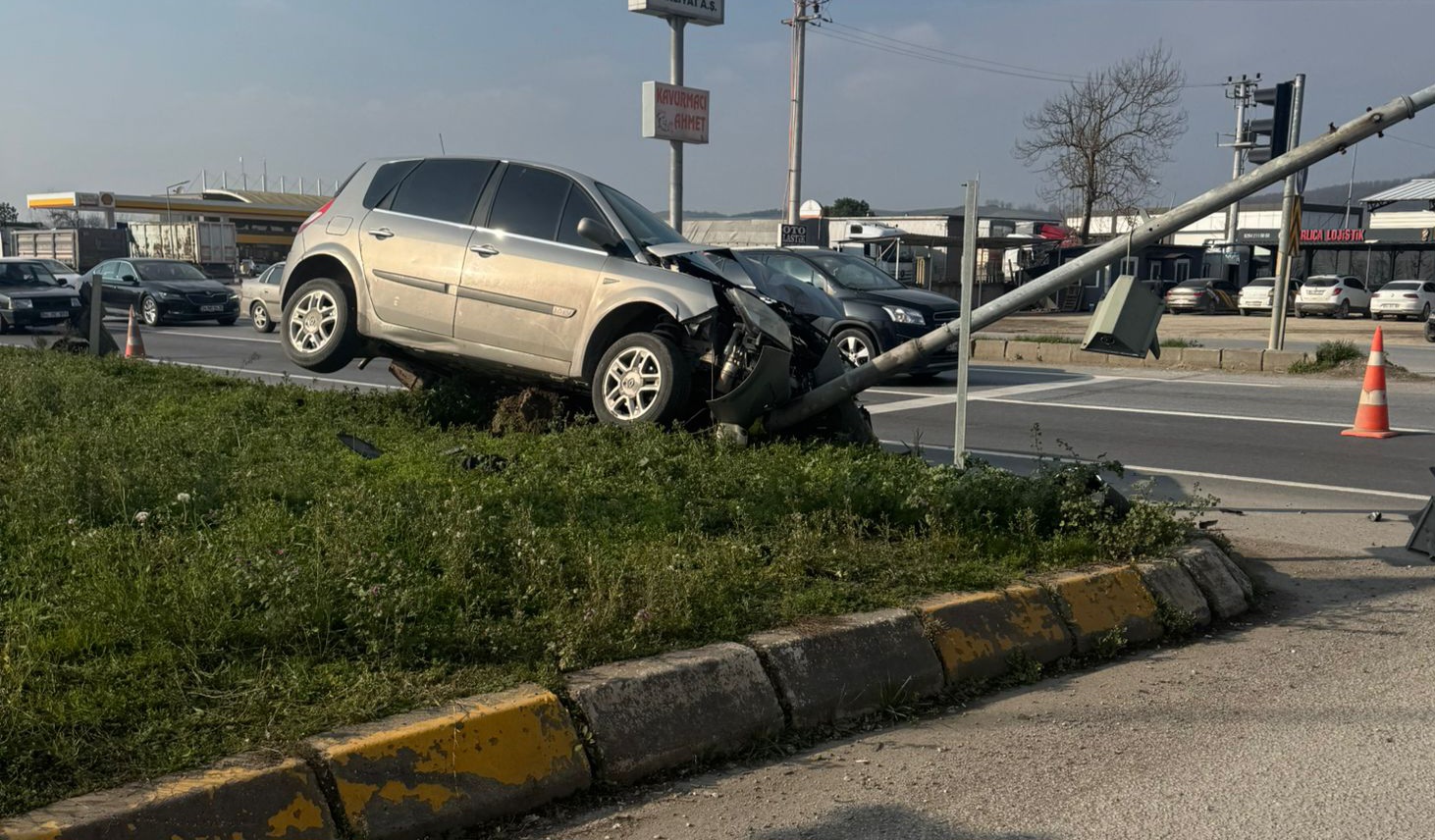 Refüje Çıkarak trafik direğine çarptı