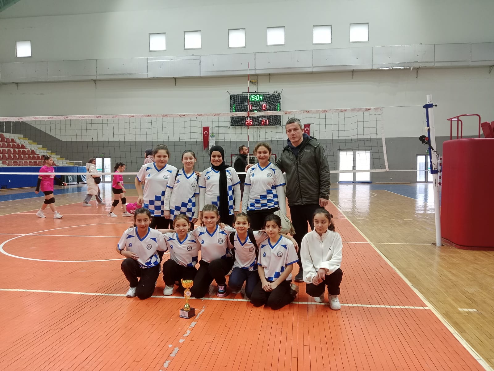 Kızlar Voleybol şampiyonu Atike Hanım Ortaokulu