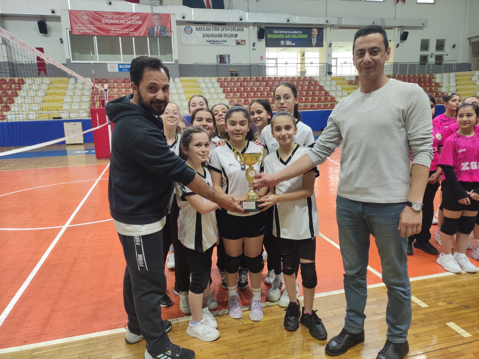 Kızlar Voleybol şampiyonu Atike Hanım Ortaokulu