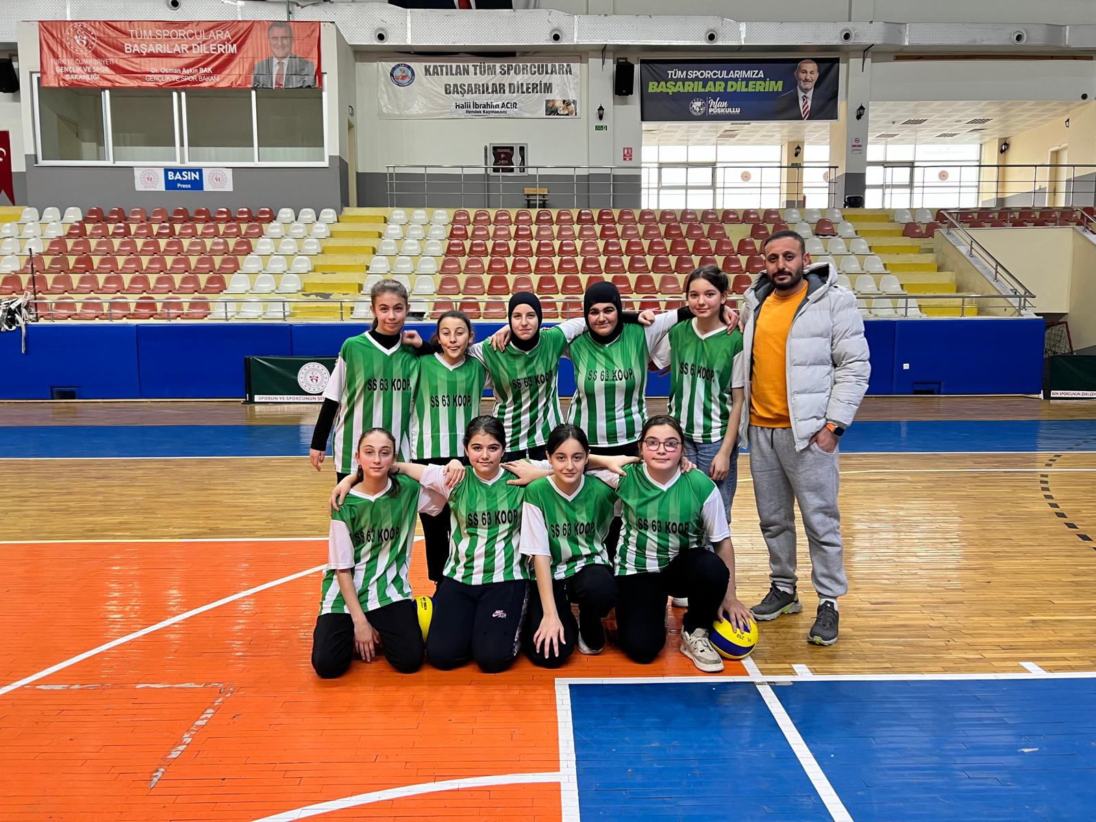 Kızlar Voleybol şampiyonu Atike Hanım Ortaokulu