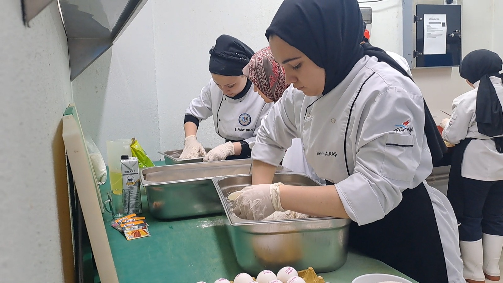 Aşçı adayı lise öğrencileri 2 bin 700 öğrenciye yemek hazırlıyor