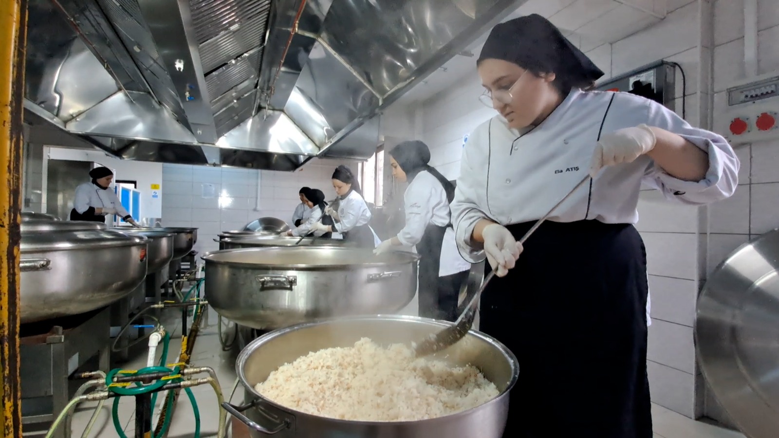 Aşçı adayı lise öğrencileri 2 bin 700 öğrenciye yemek hazırlıyor