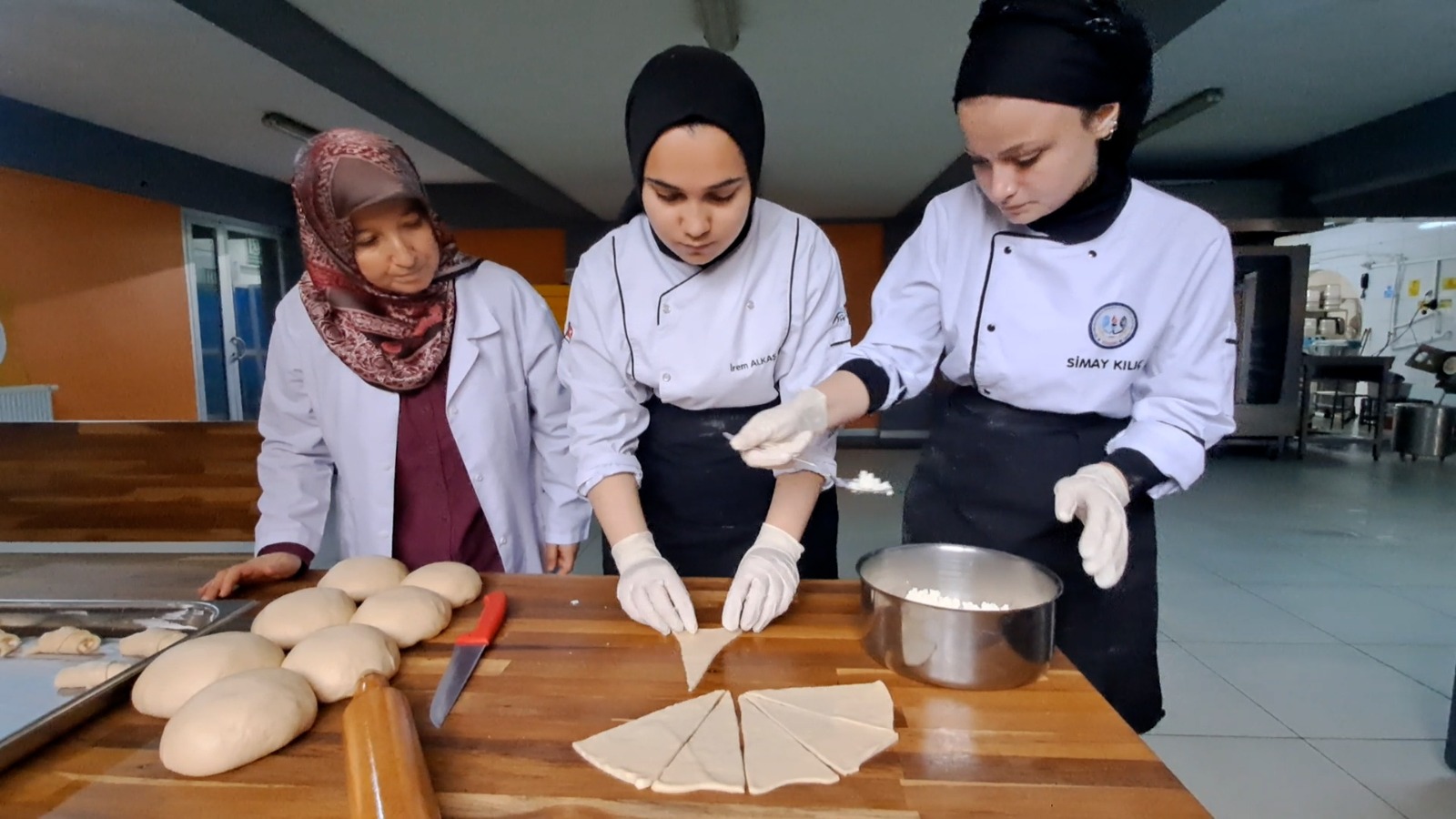 Aşçı adayı lise öğrencileri 2 bin 700 öğrenciye yemek hazırlıyor