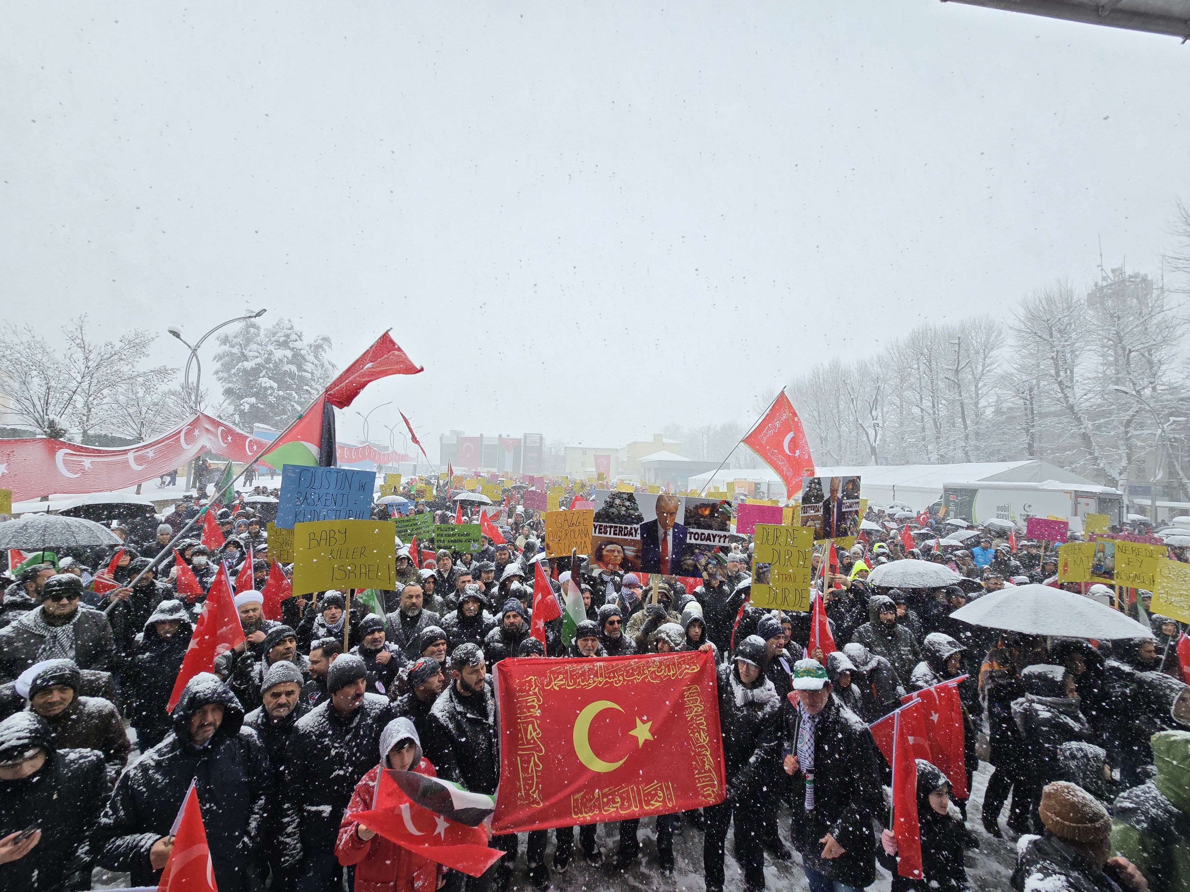 Yoğun kar yağışına rağmen Mitinge akın ettiler