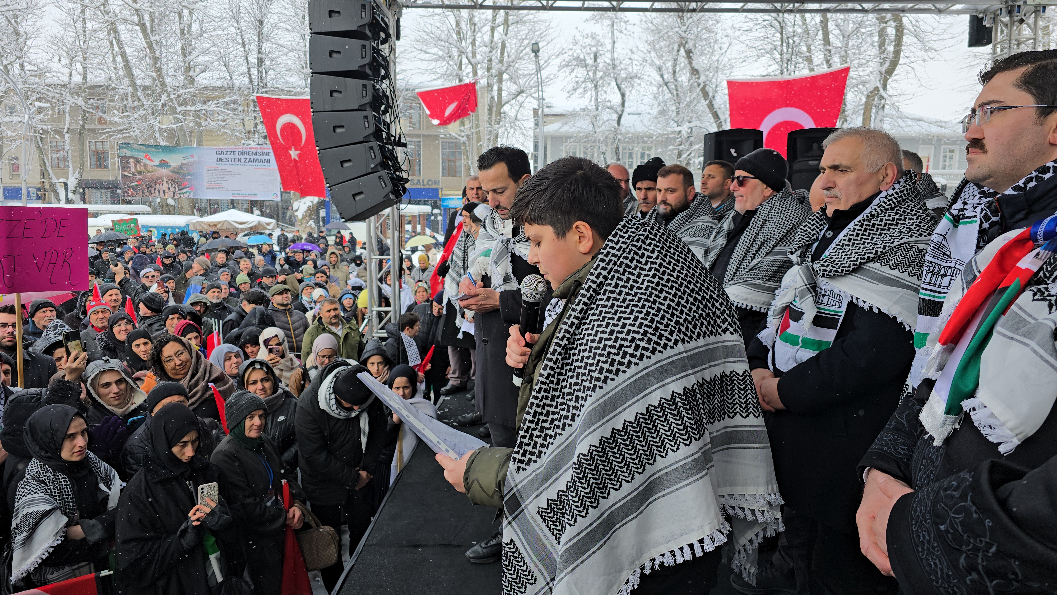 Yoğun kar yağışına rağmen Mitinge akın ettiler