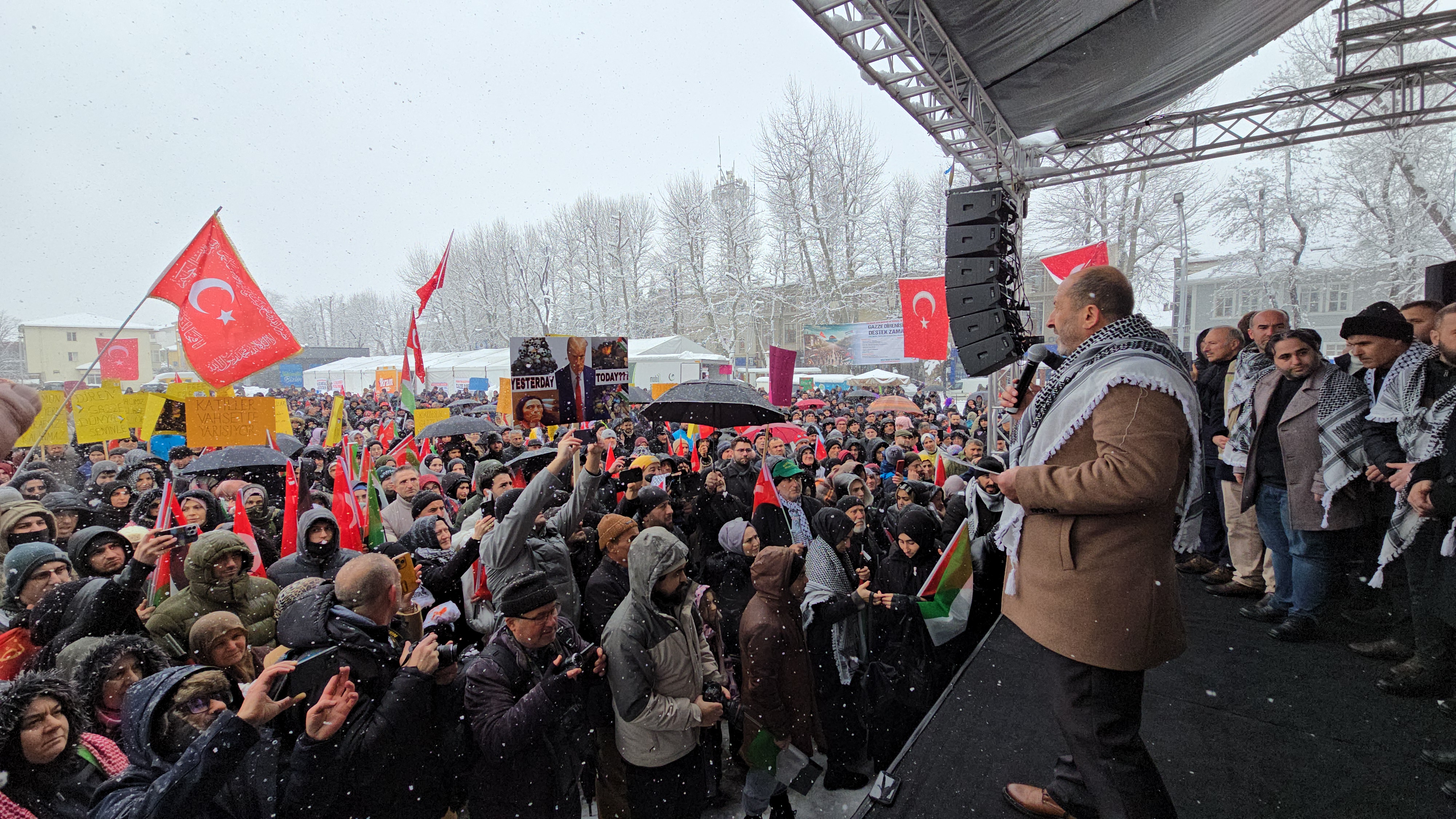 Yoğun kar yağışına rağmen Mitinge akın ettiler