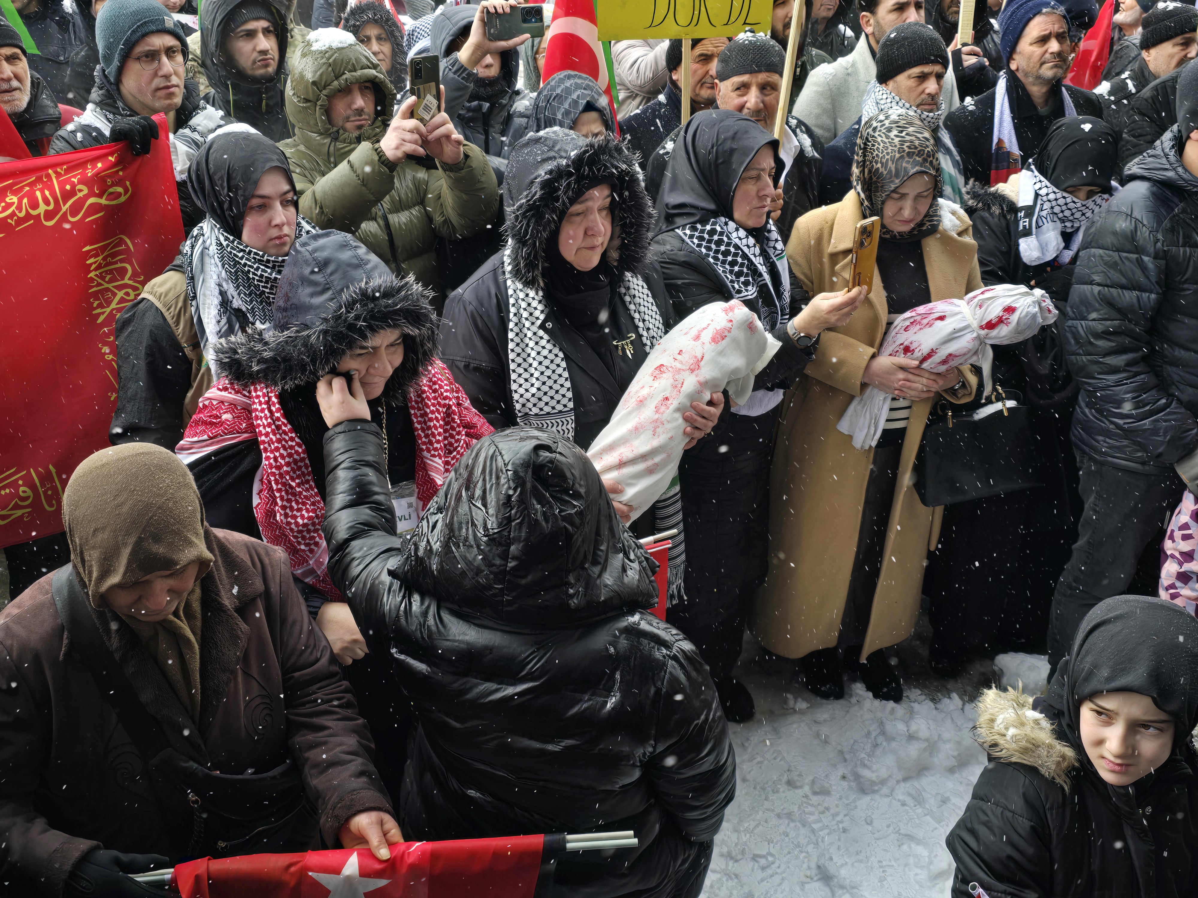 Yoğun kar yağışına rağmen Mitinge akın ettiler