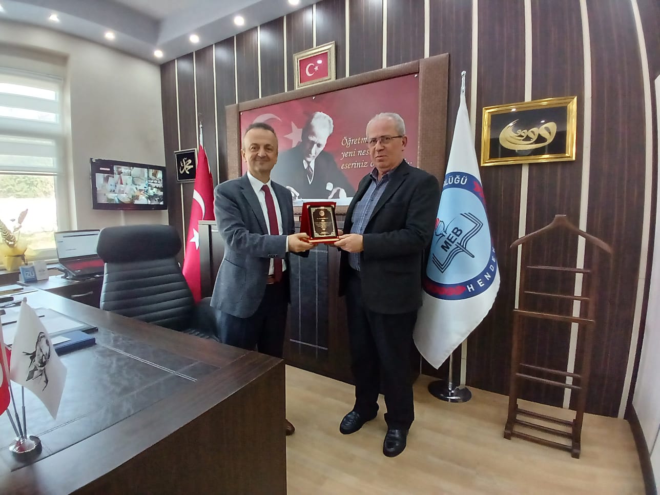 YAZAR VE ŞAİRLERE PLAKET TAKDİMİ