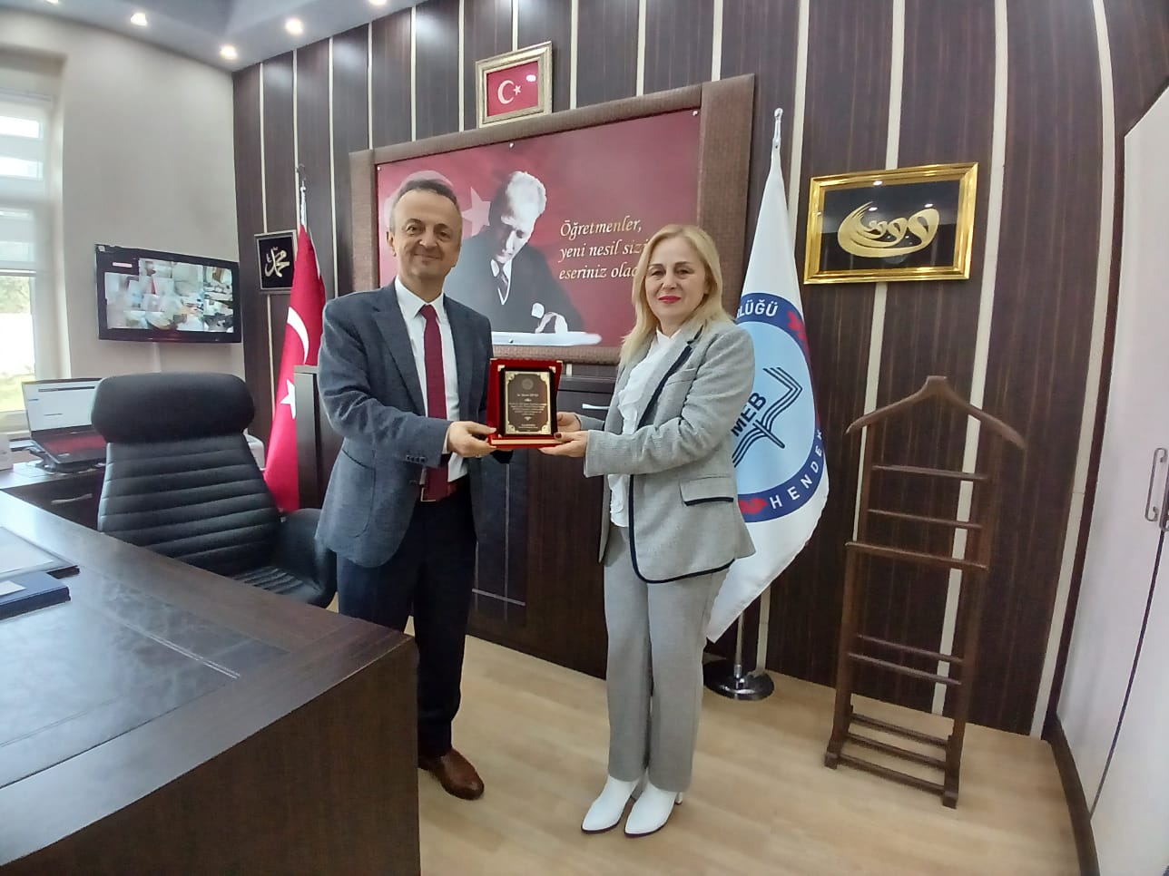 YAZAR VE ŞAİRLERE PLAKET TAKDİMİ