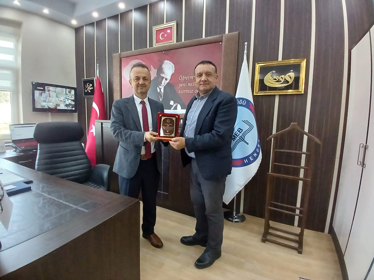 YAZAR VE ŞAİRLERE PLAKET TAKDİMİ