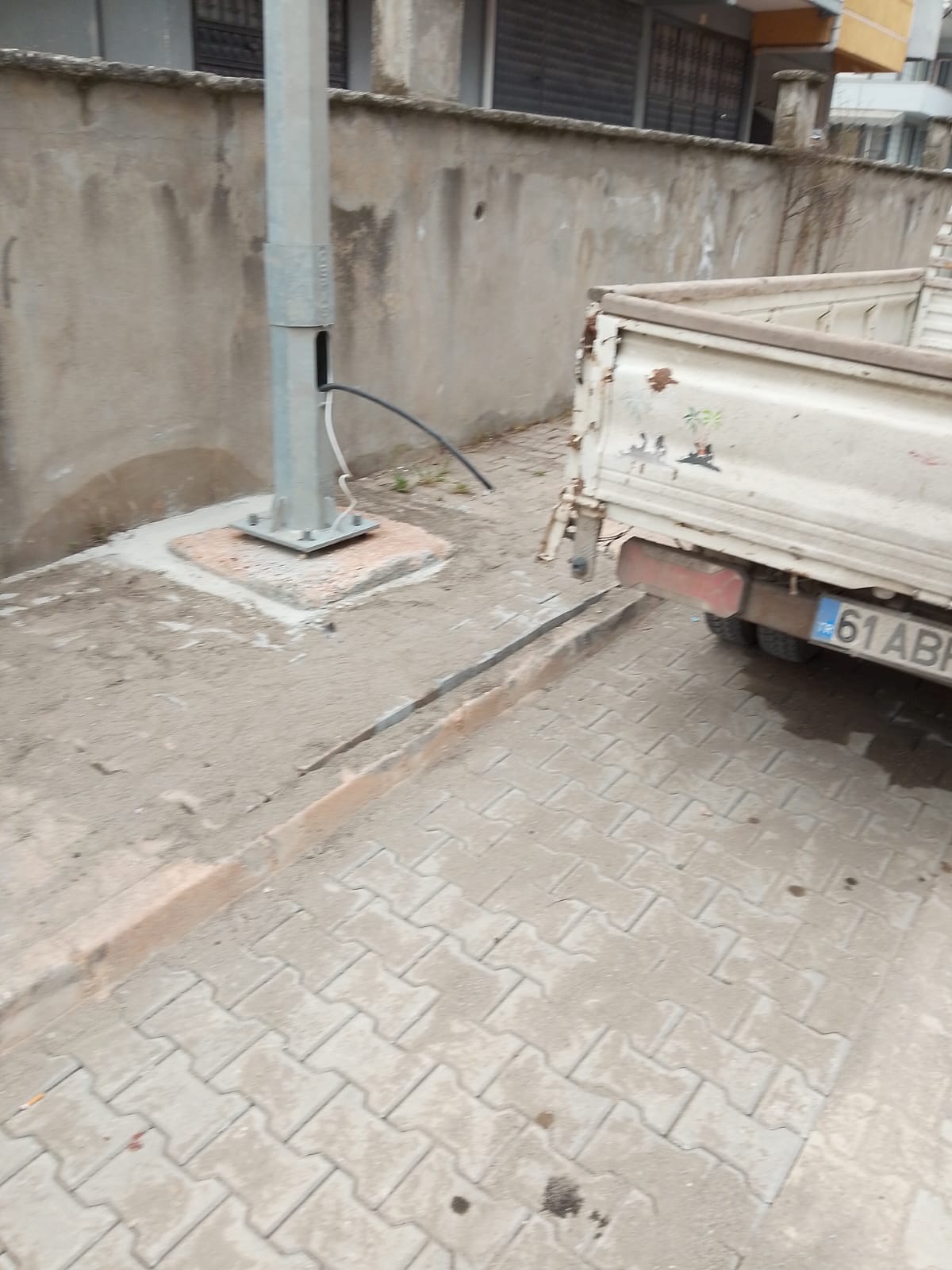 ELEKTRİK DİREĞİ TEHLİKE SAÇIYOR