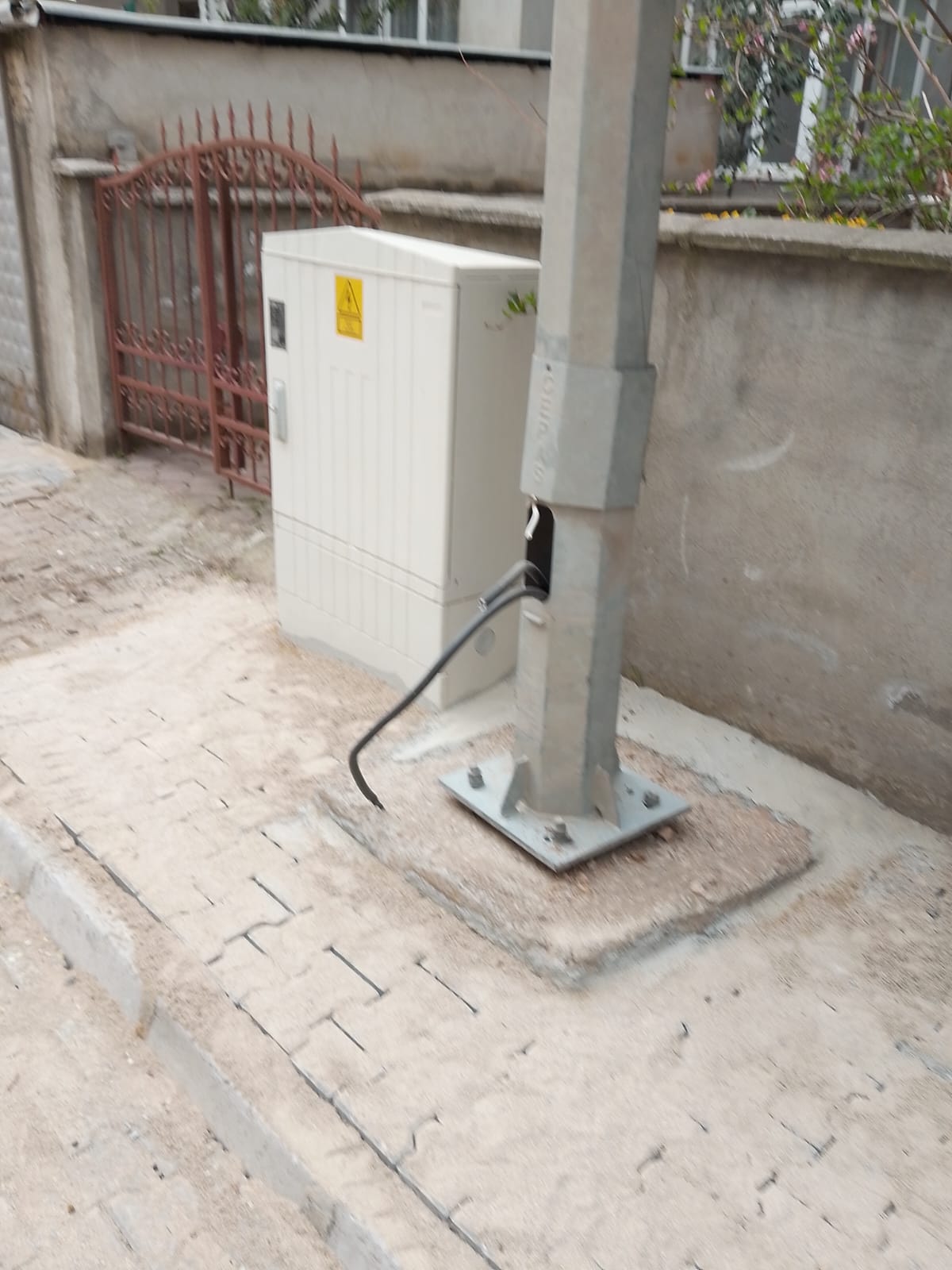 ELEKTRİK DİREĞİ TEHLİKE SAÇIYOR
