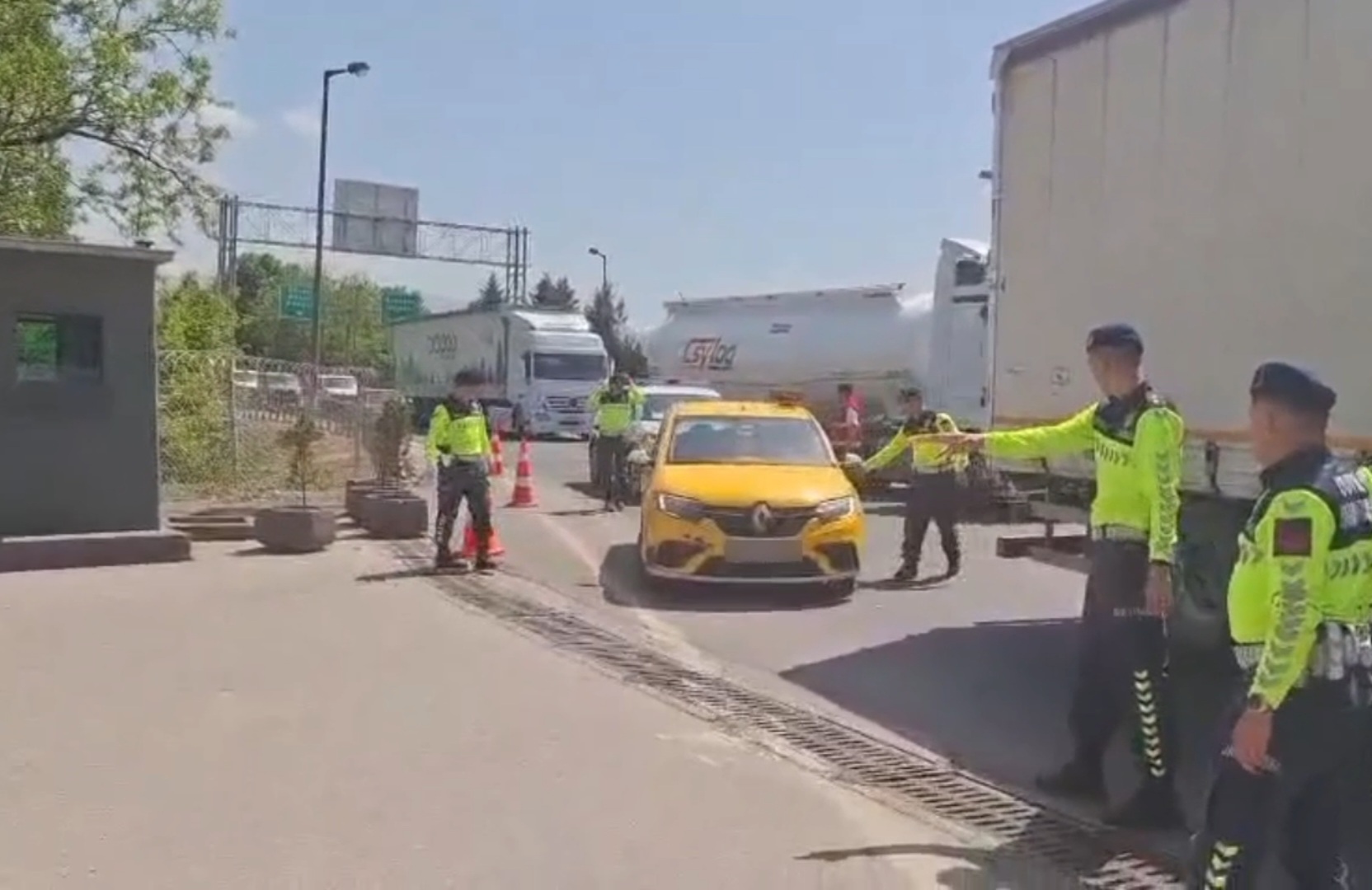 Ticari taksiyle göçmen kaçakçılığı girişimine Jandarma son verdi