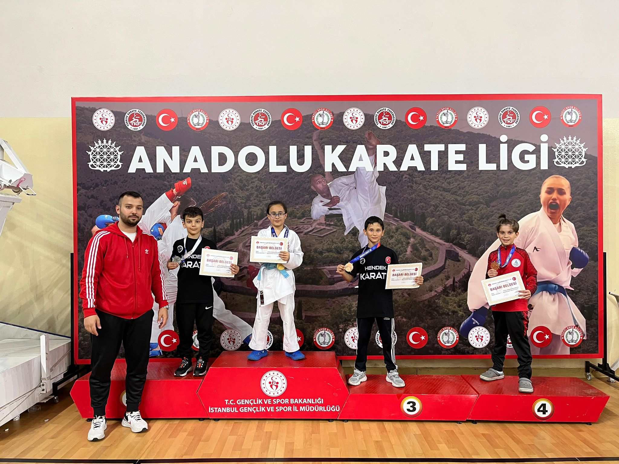 İSTANBUL’DA HENDEK COŞTU