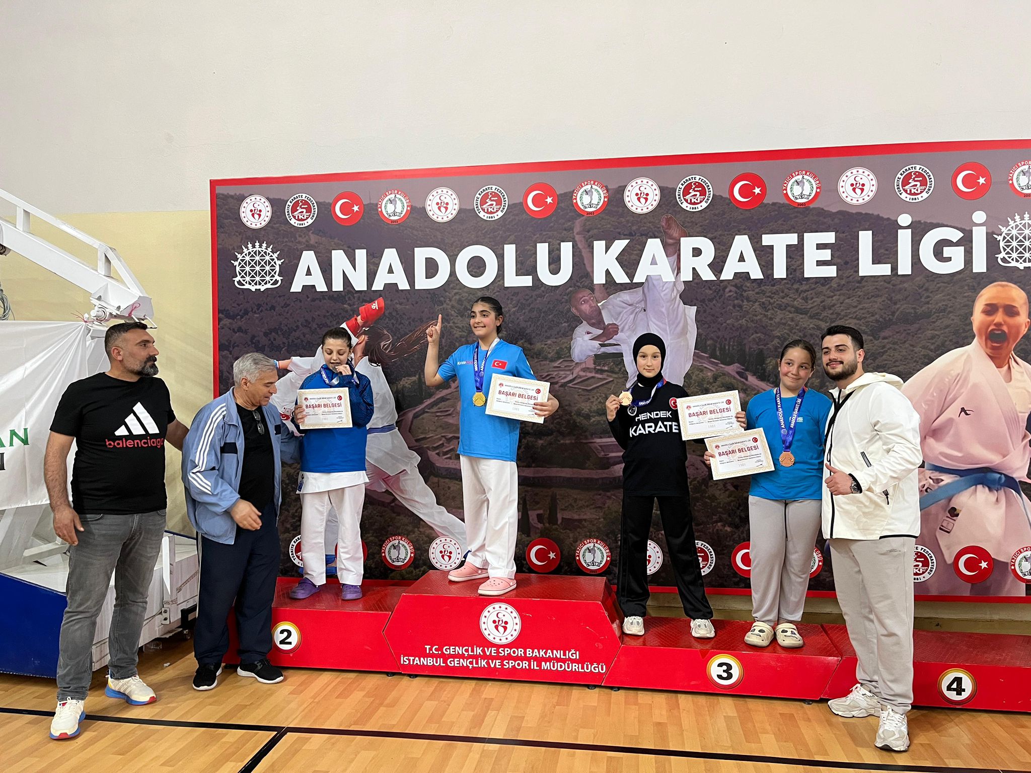 İSTANBUL’DA HENDEK COŞTU