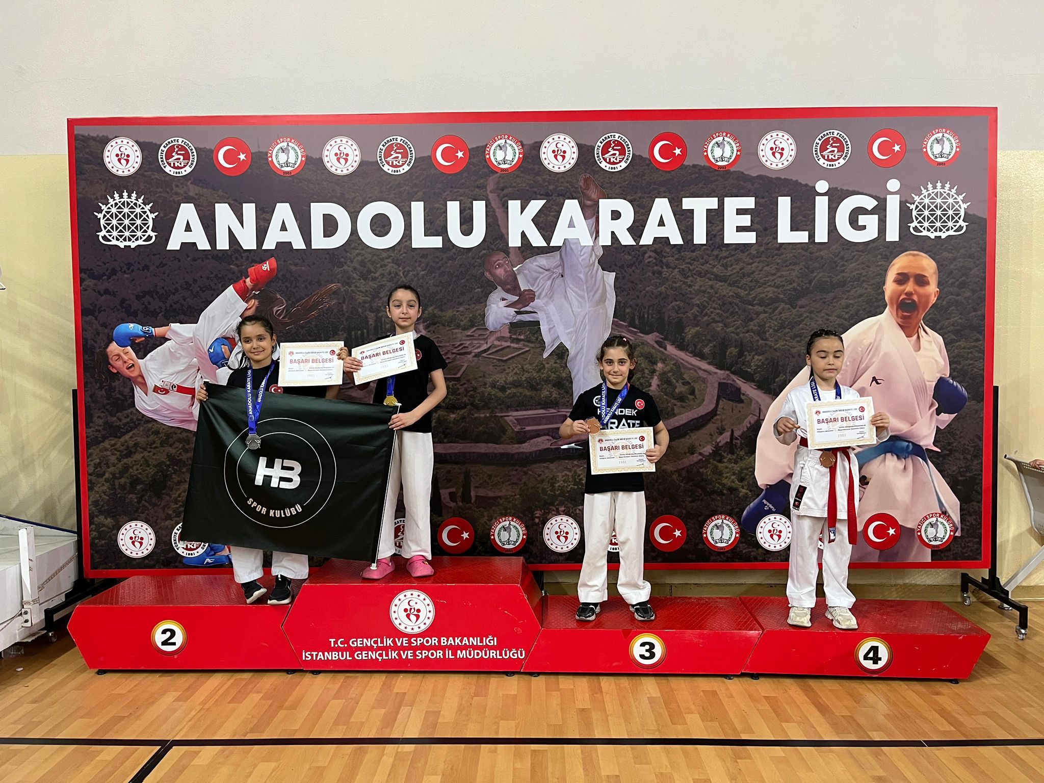 İSTANBUL’DA HENDEK COŞTU